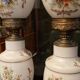 Paire de lampes en opaline blanche à décor floral
