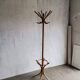 Portemanteau sur pied Thonet en bois marron, style bentwood, Hongrie années 1930 H185cm