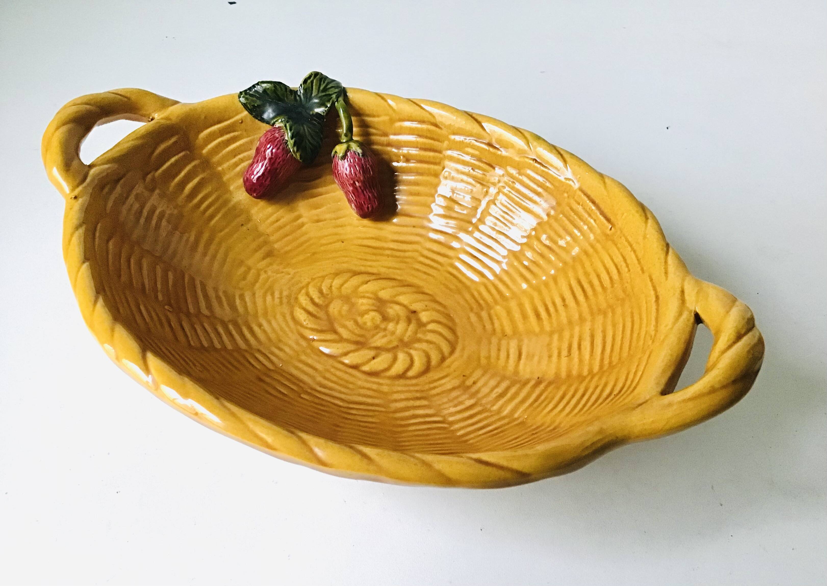 Rattan-style slip fruit bowl