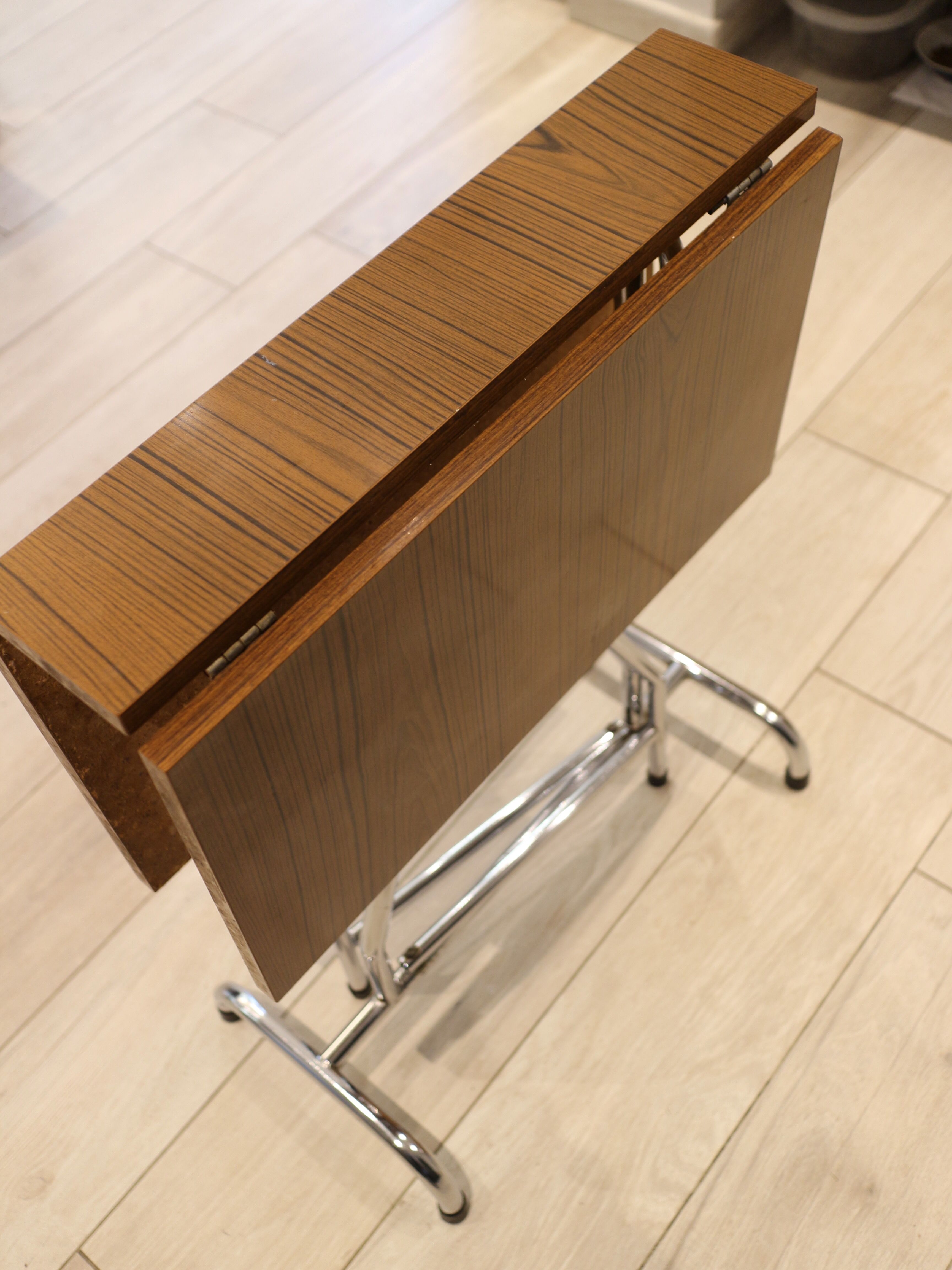 Table in folding brown Formica