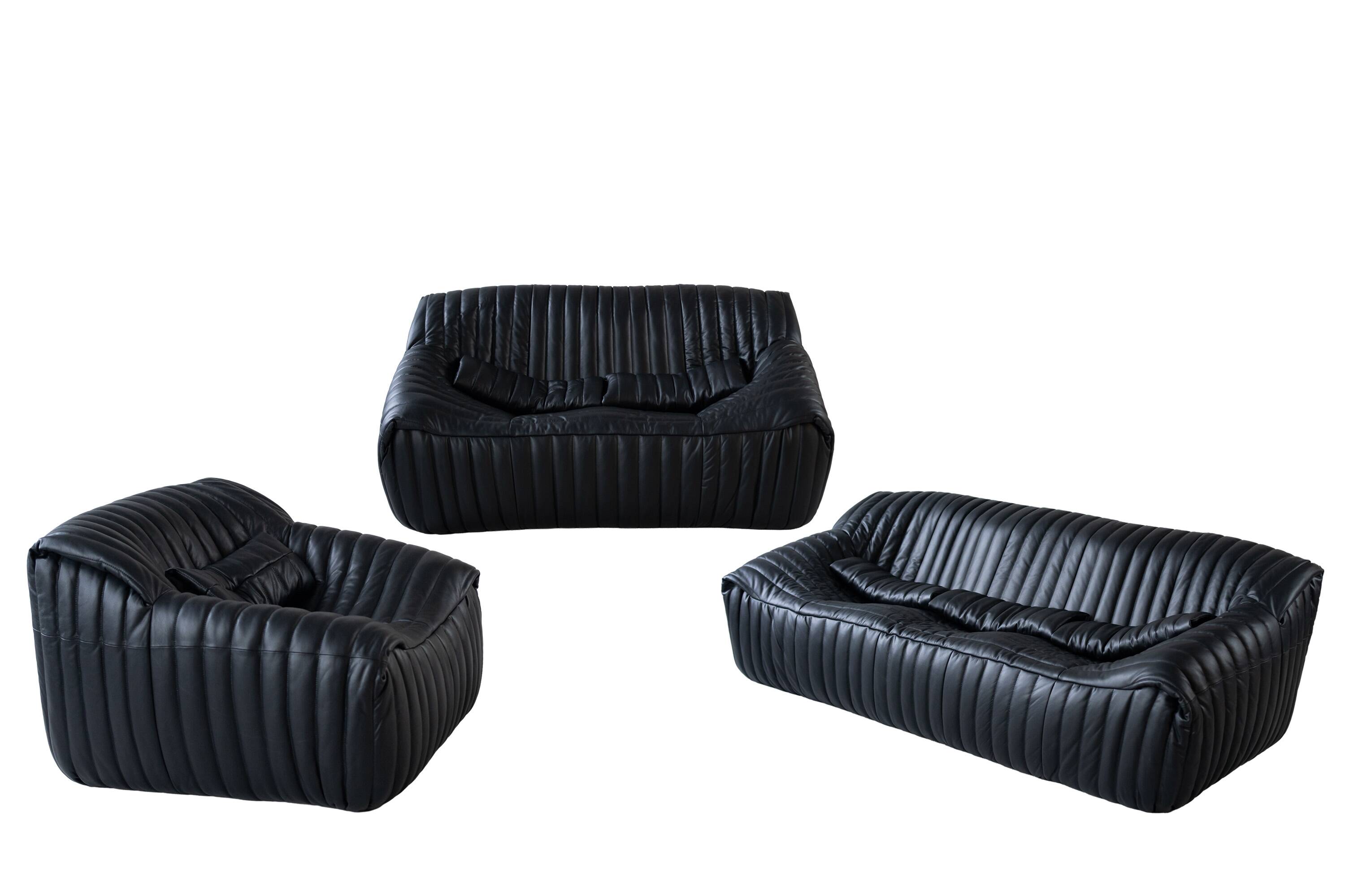 Sandra Set par Annie Hieronimus pour Cinna – Collection de canapés en cuir noir