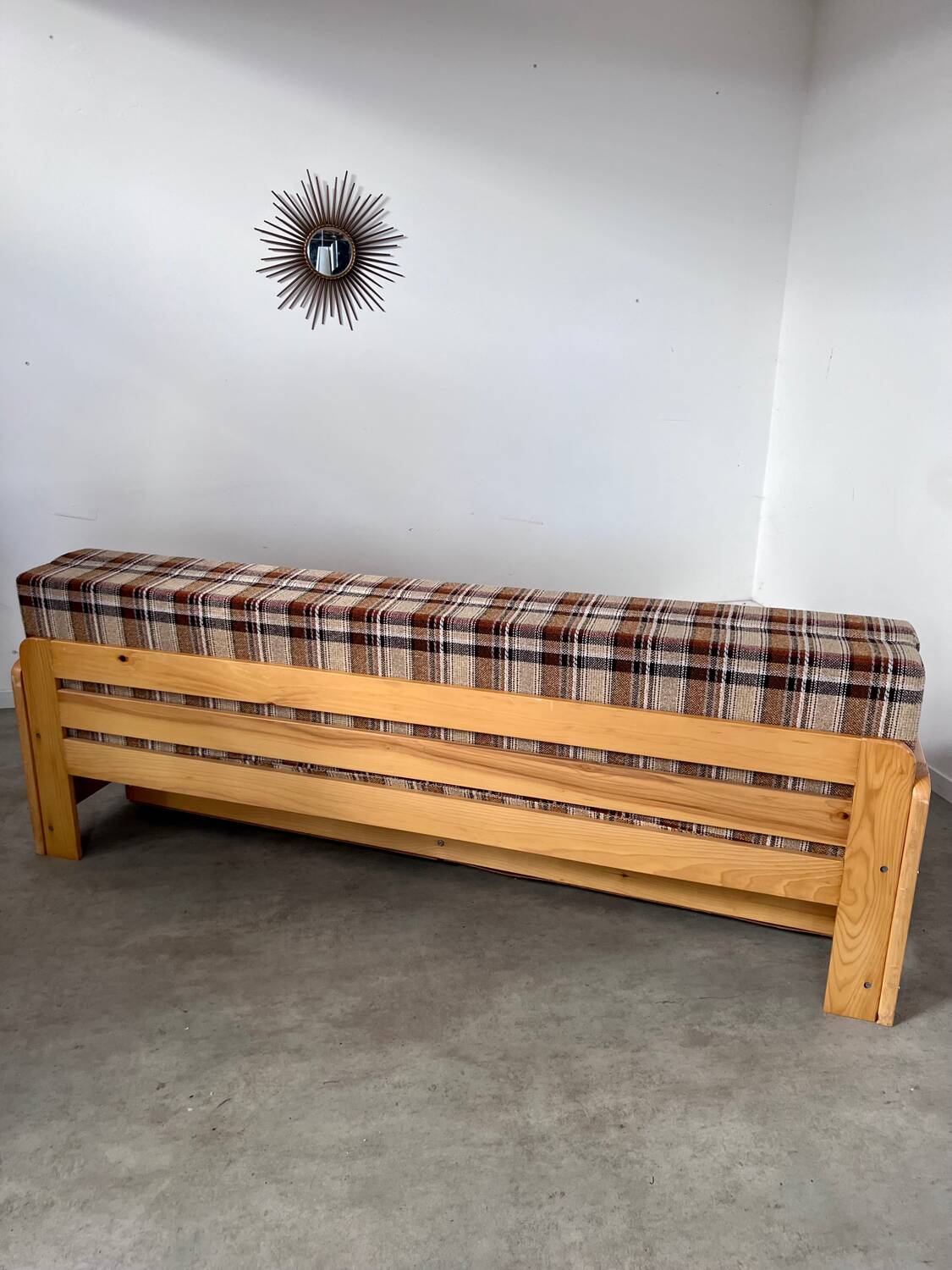Ancien canapé lit 3 places design années 70/80 en pin vintage sofa