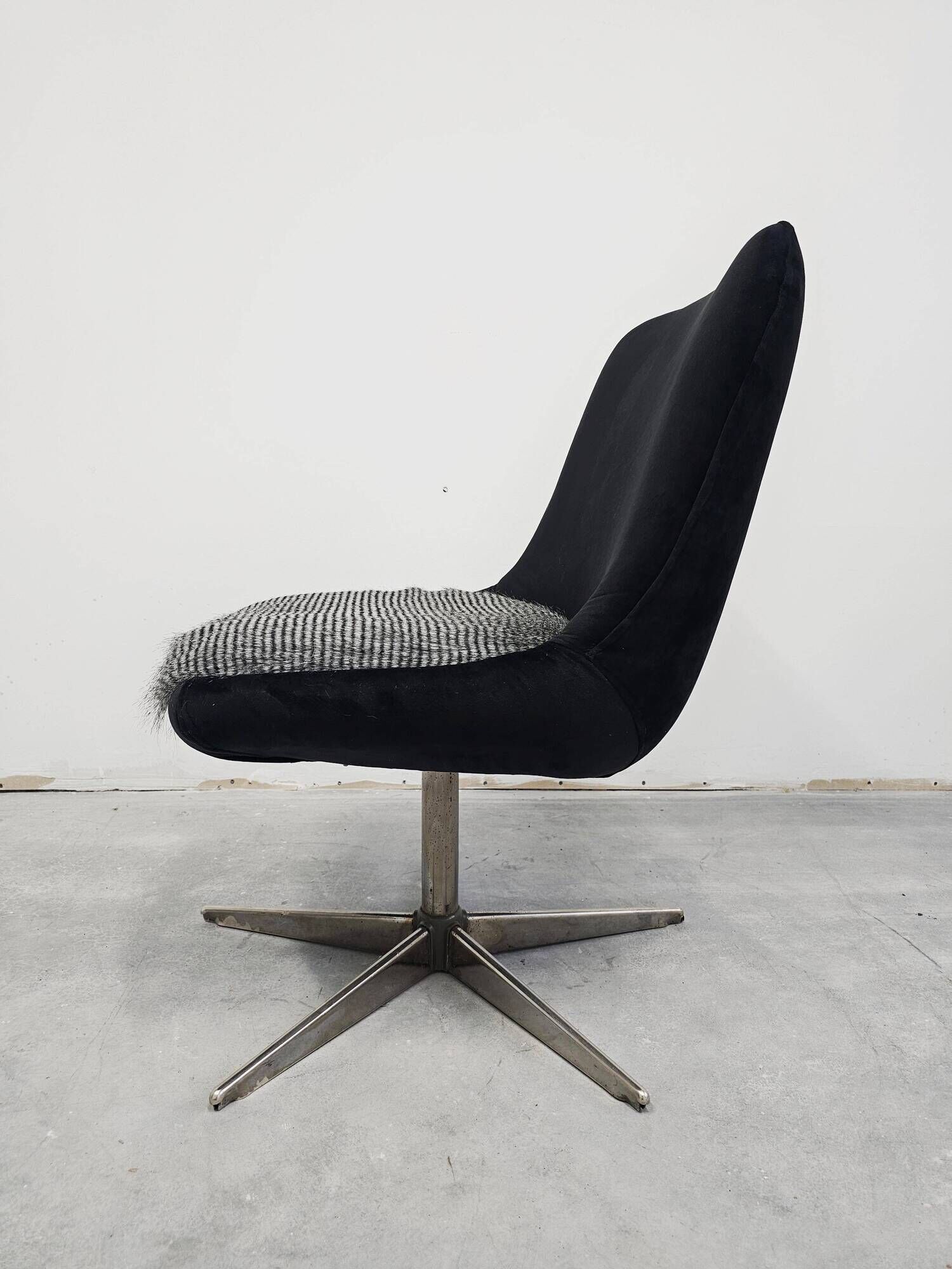 Mid-century redesigned swivel chair in velvet and faux fur.