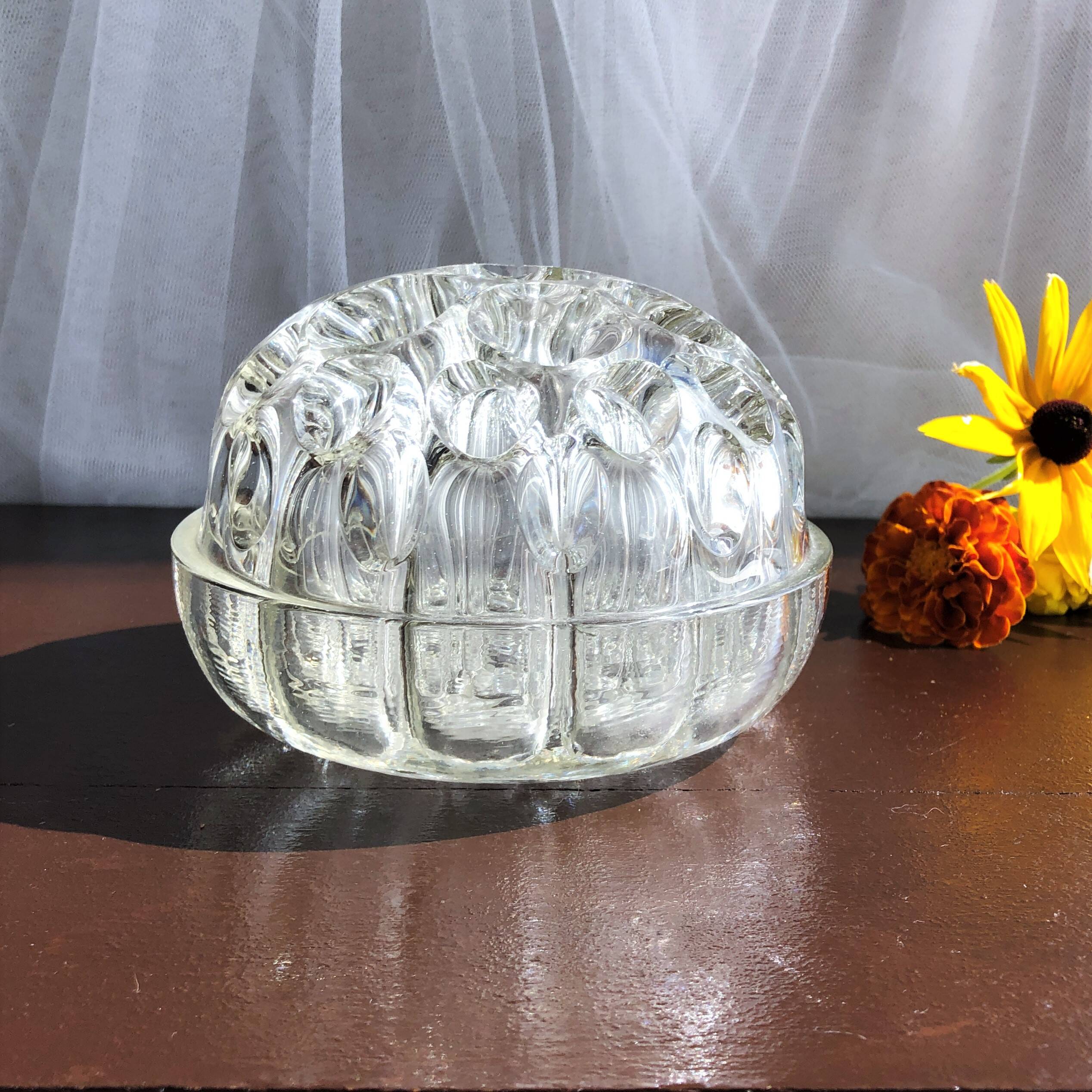 Vase pique-fleurs boule en verre épais à 19 trous France vintage