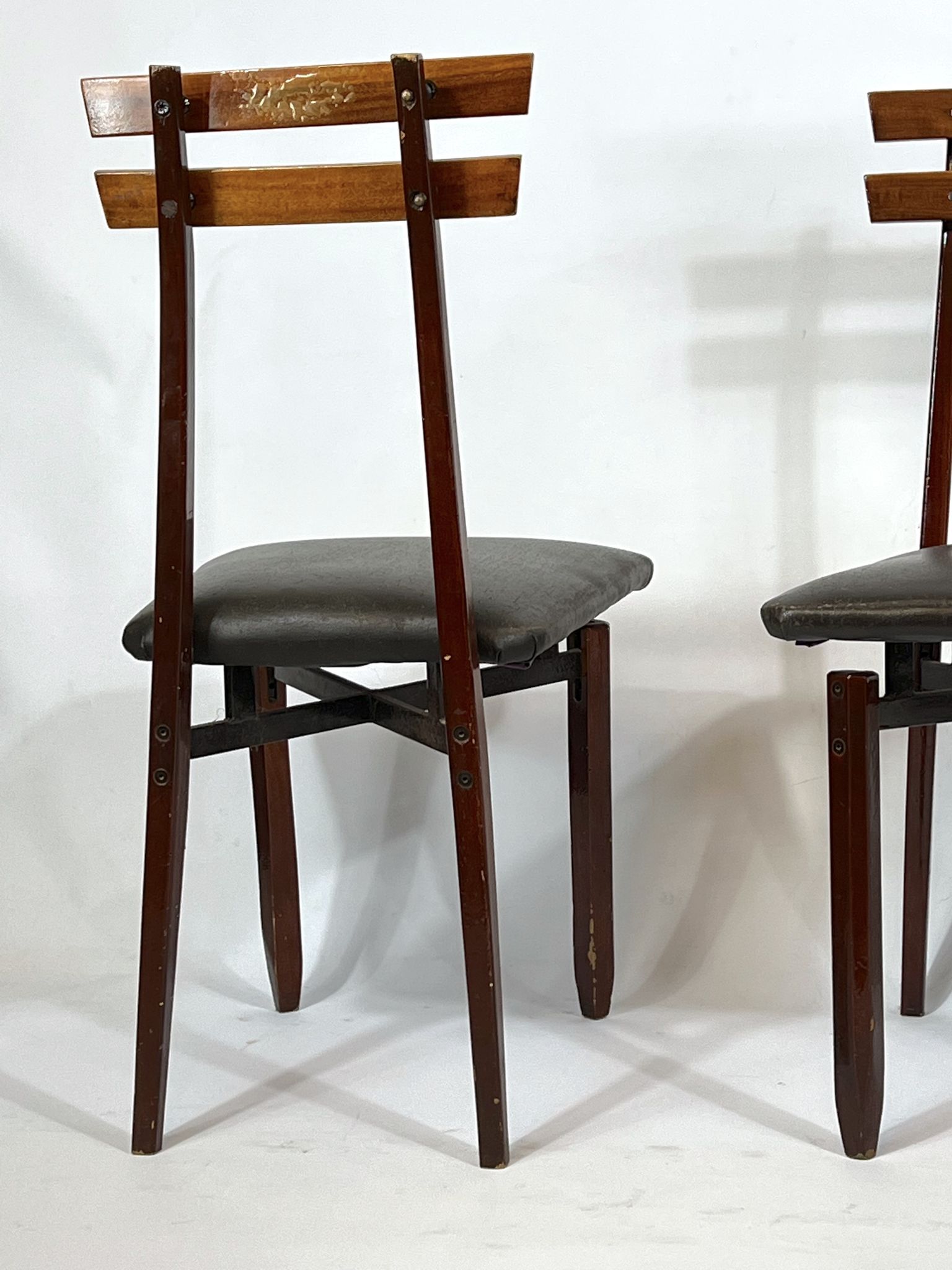 Ensemble de six chaises en bois italien du milieu du siècle