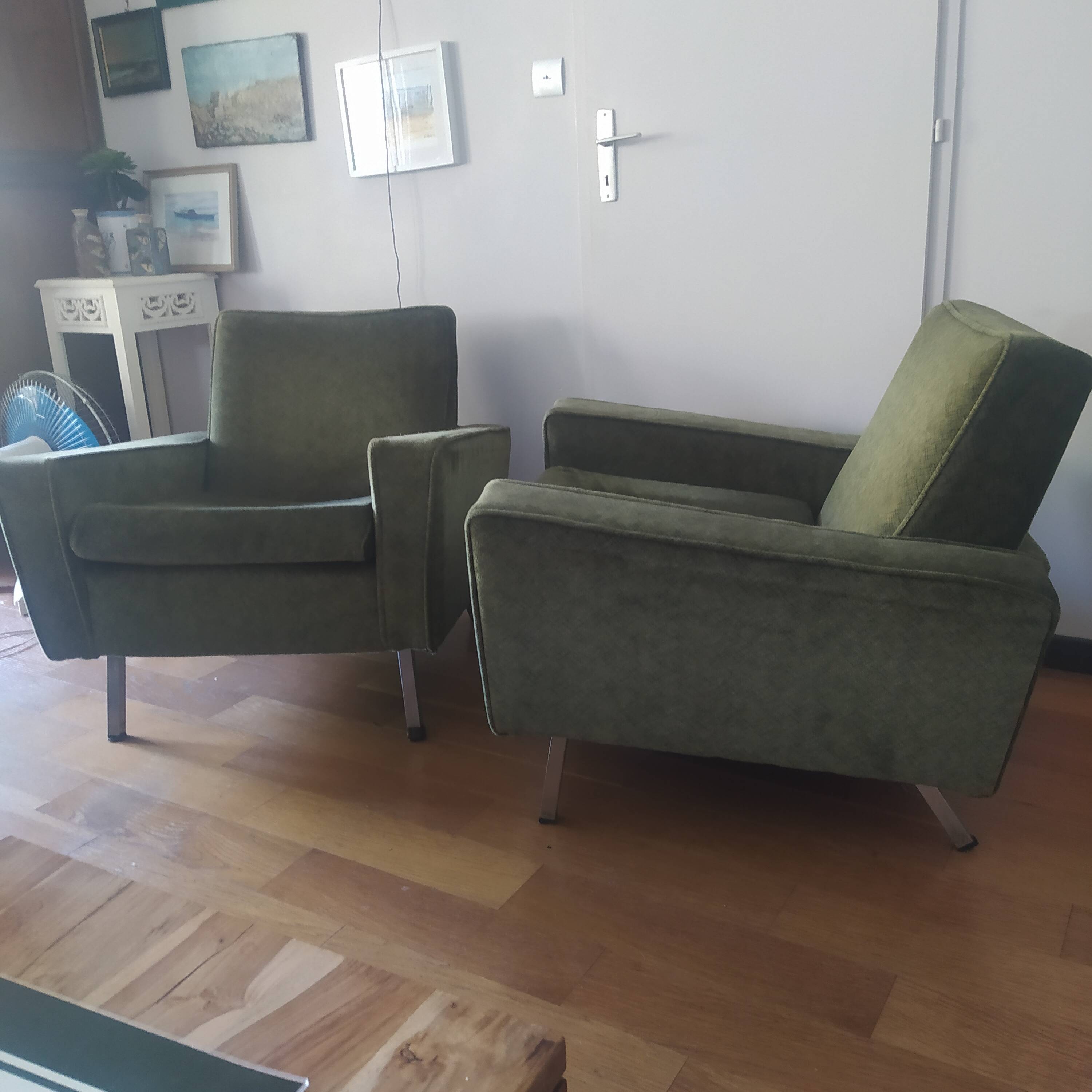 Pair of vintage green velvet armchairs from 1960 with metal legs