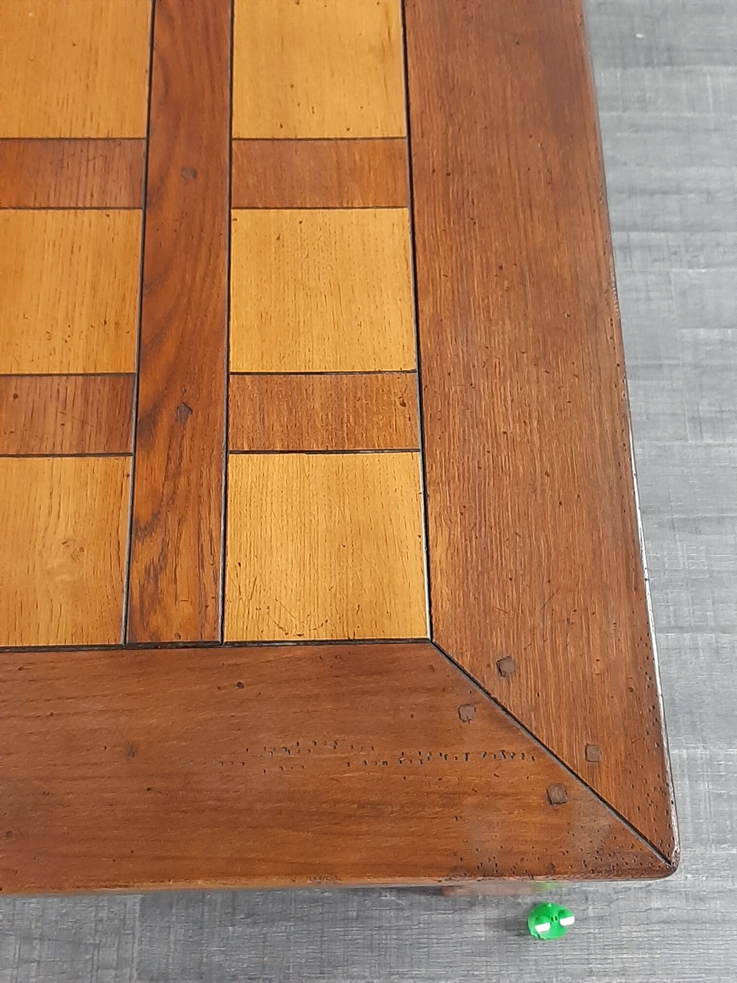 Table basse danoise en chêne début XXème siècle plateau à damier