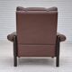 Fauteuil danois années 1970, état d'origine, cuir d'ameublement, bois de chêne foncé.