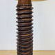 Lampe brutaliste art populaire 73 cm, bois tourné