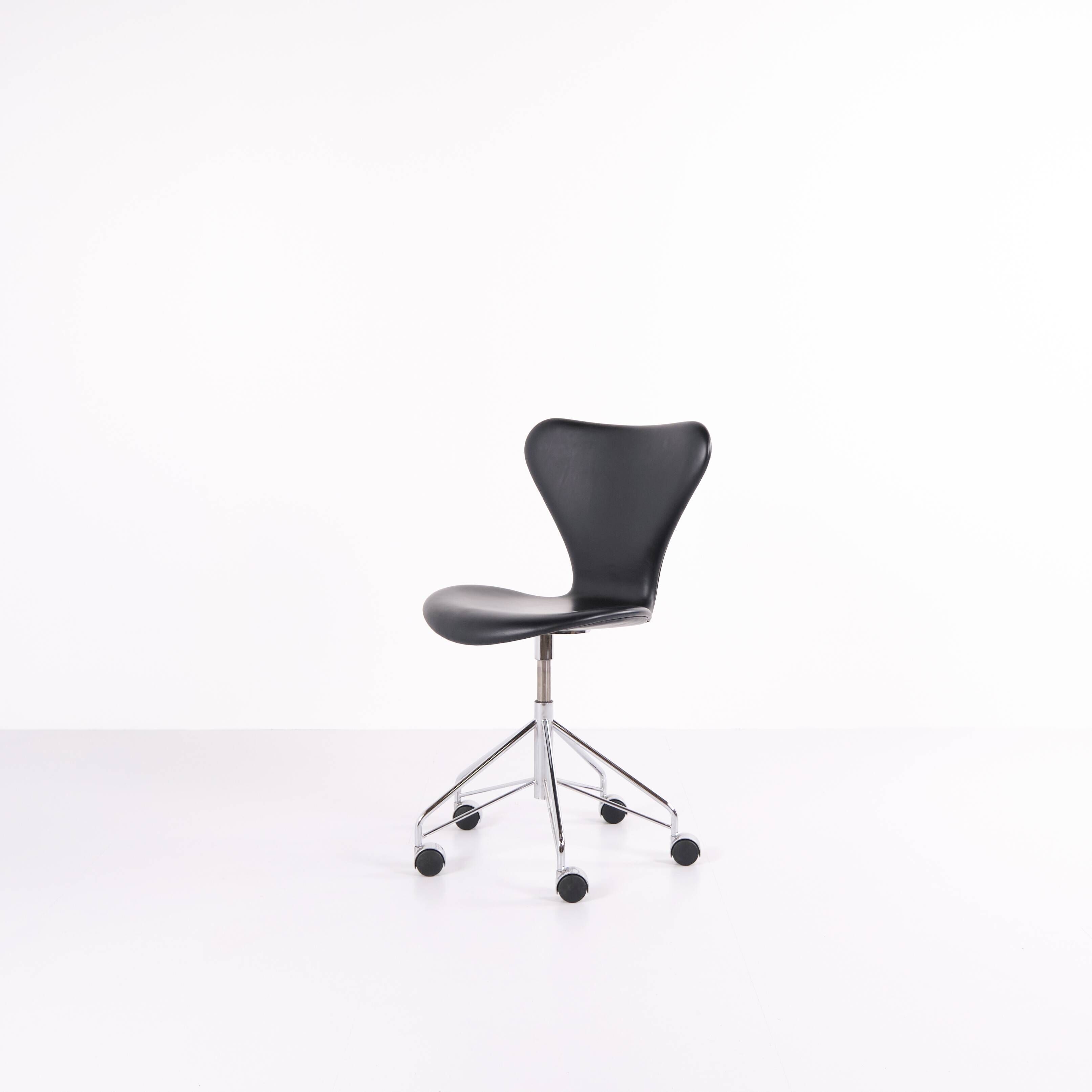 Seven office chair - Model 3117 - Black leather - Swivel function - Arne Jacobsen - Fritz Hansen