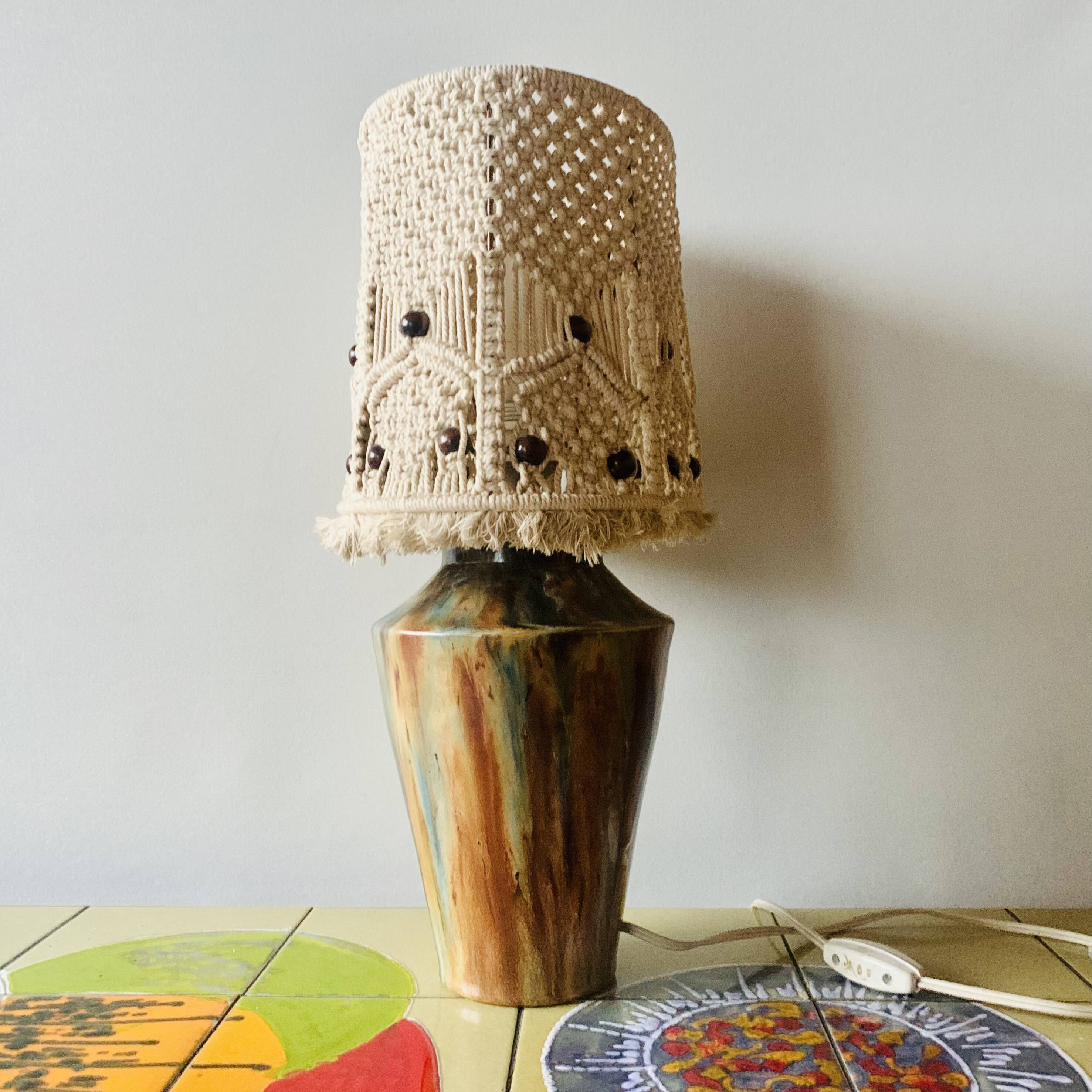Lampe vintage à poser en grès vernissé avec abat-jour en macramé