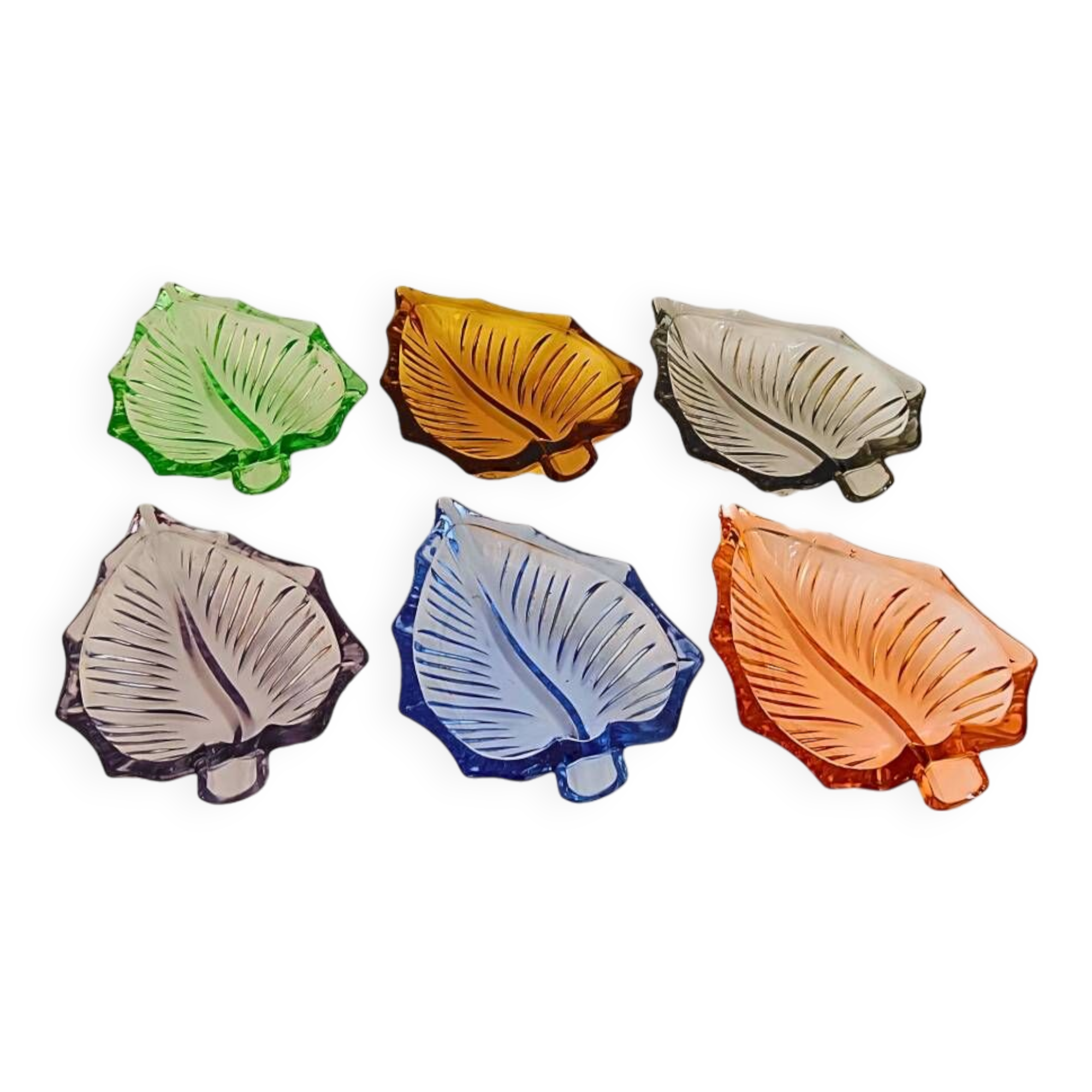 6 assiettes en forme de feuille en verre pressé Arlequin, milieu XXème