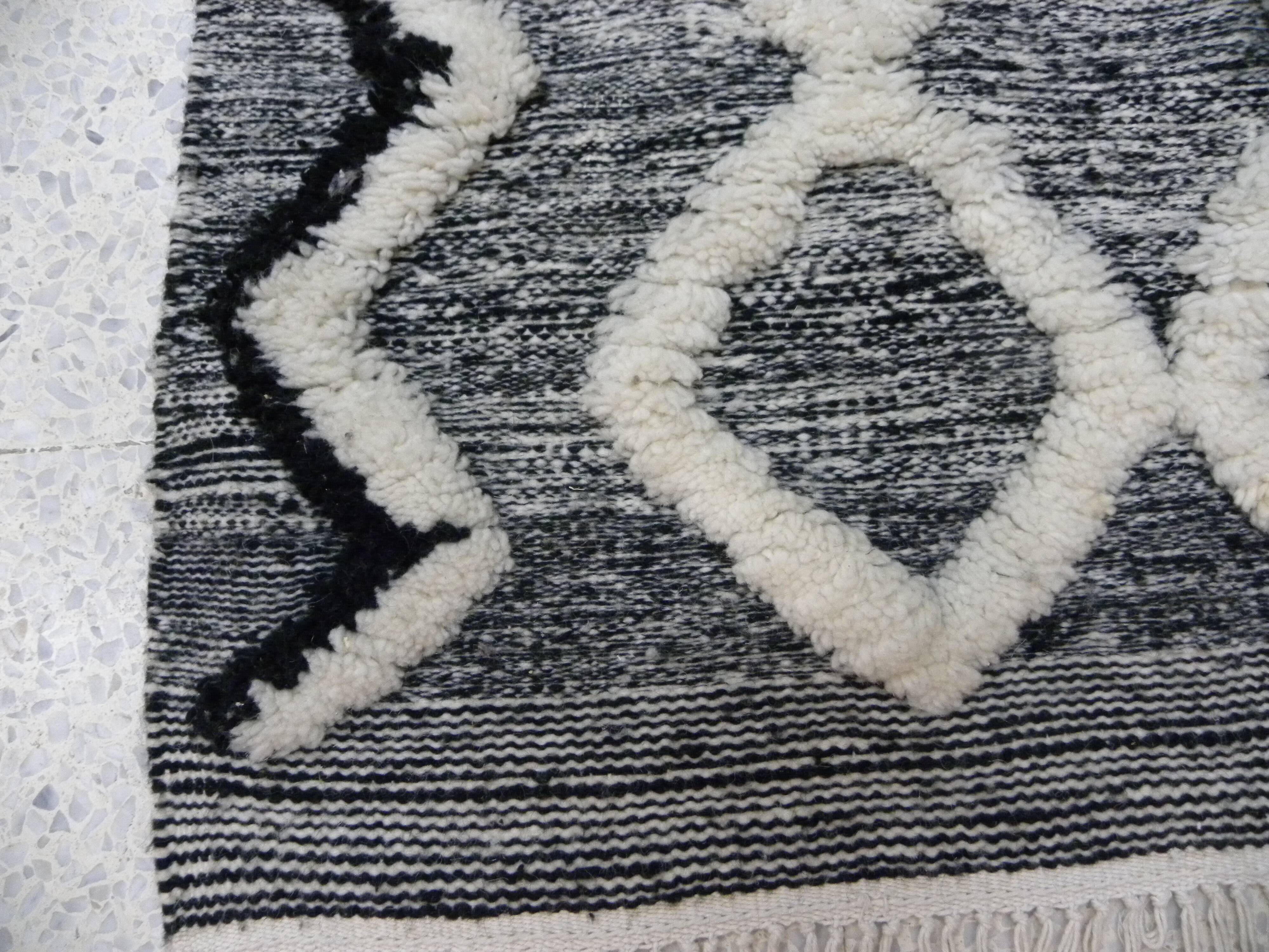 Modern Berber wool rug – Handmade Moroccan rug in grey and ecru.