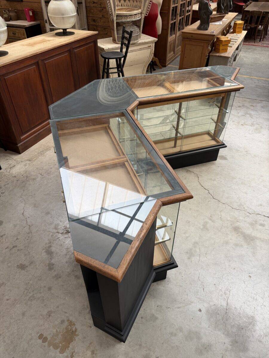 Ancien comptoir vitrine d’angle de maroquinier