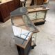Ancien comptoir vitrine d’angle de maroquinier