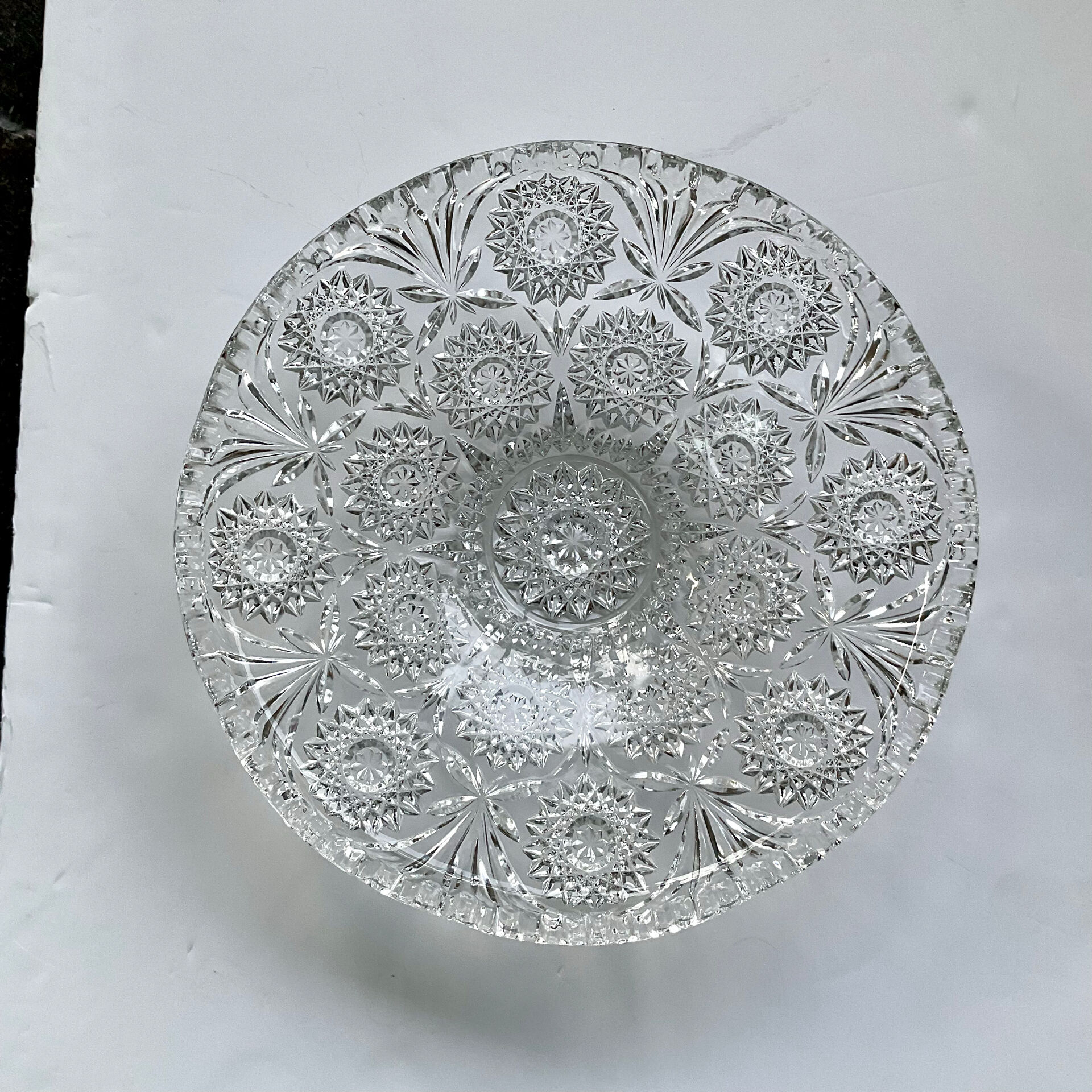 Coupe à fruits en verre ciselé 