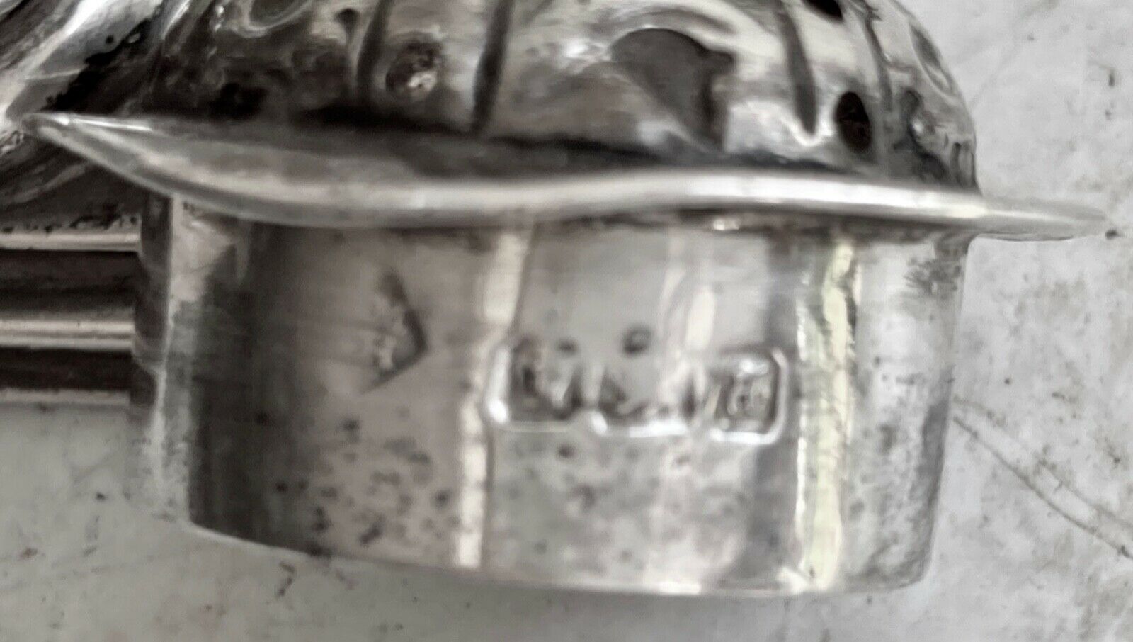 Pepper or salt shaker in sterling silver - English hallmark