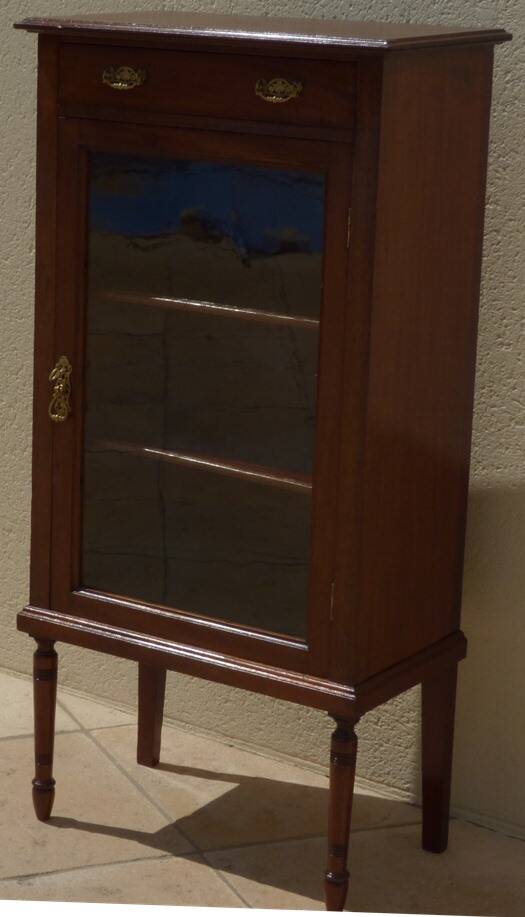 Mahogany veneer display case, opening with a door and a drawer, Louis XVI style - Very good condition