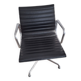 Fauteuil cuir EA108 de Charles & Ray Eames, édition Vitra
