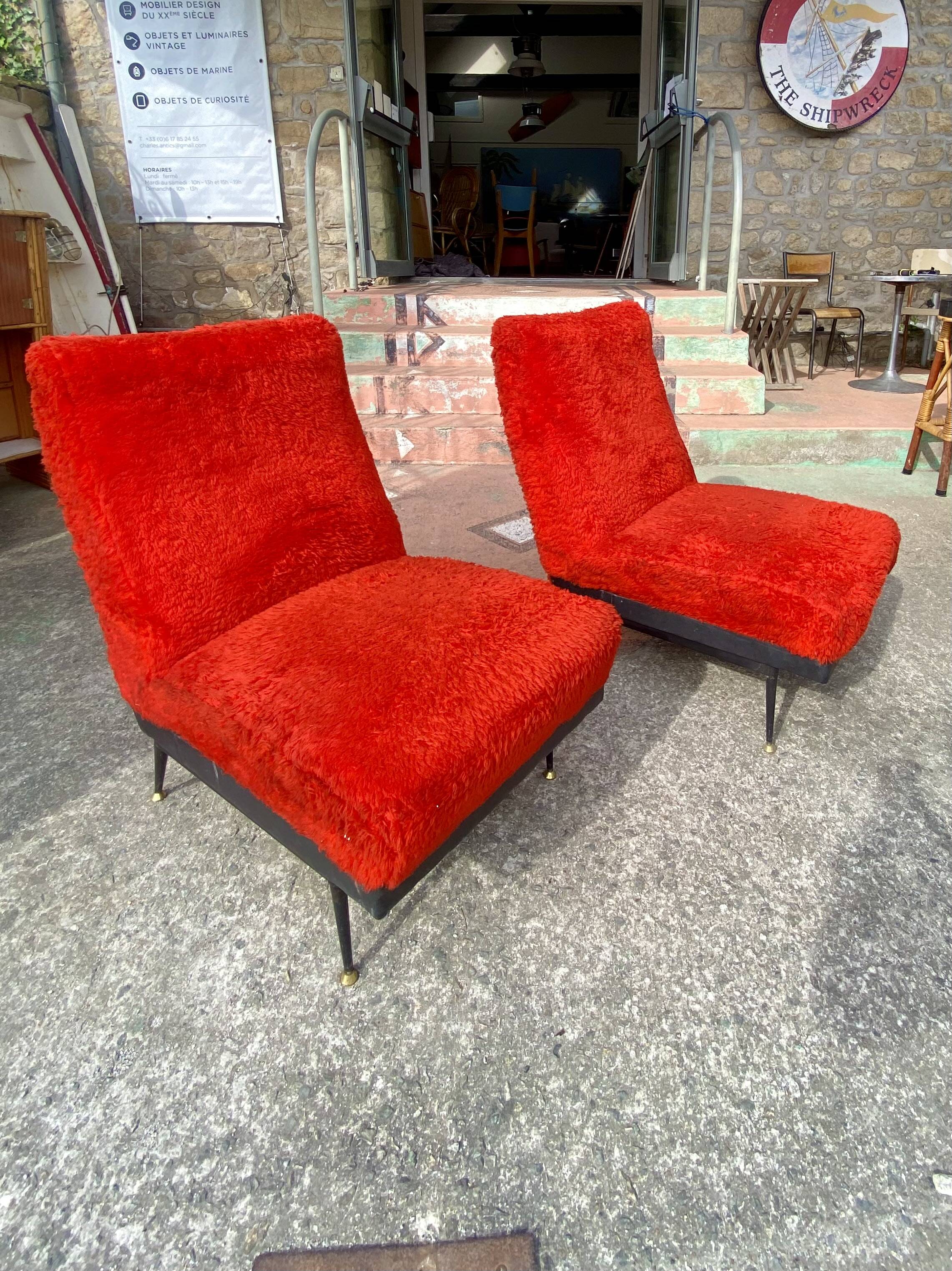 Paire de chauffeuses en moumoute rouge vers 1960