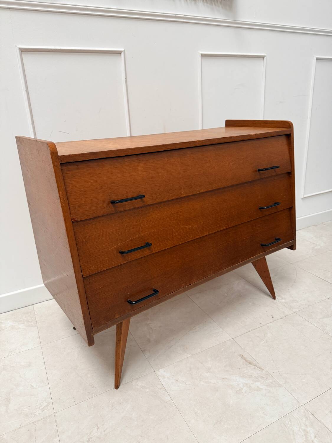 Commode pieds compas