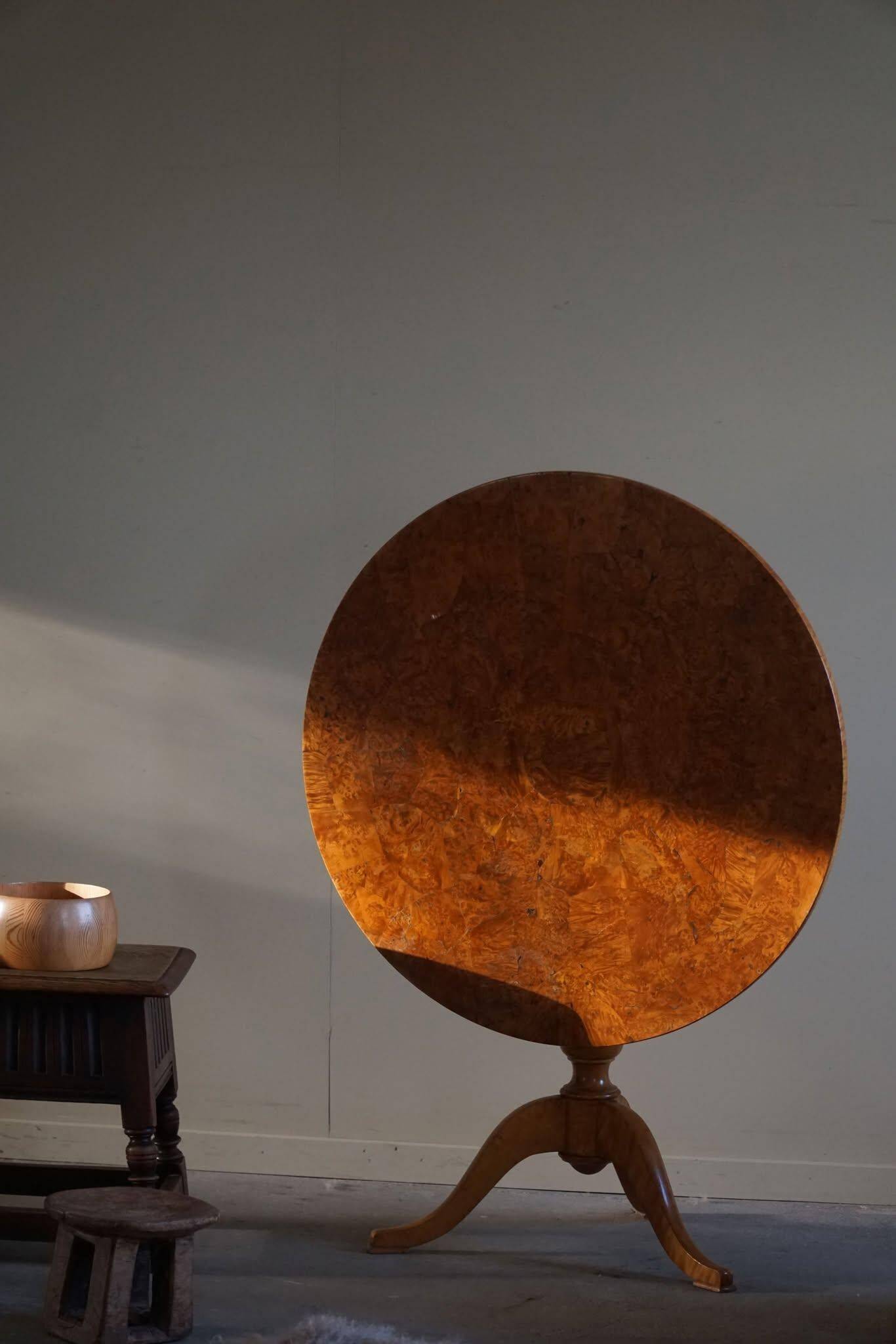 Antique Swedish round folding table in burl wood, early 19th century.