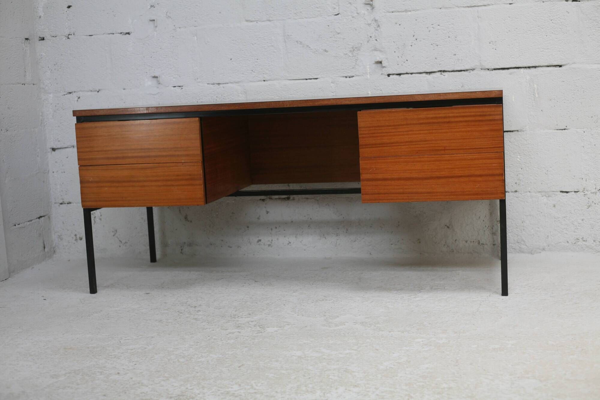 Desk 620 by Pierre guariche, Huchers Minvielle, France, circa 1955