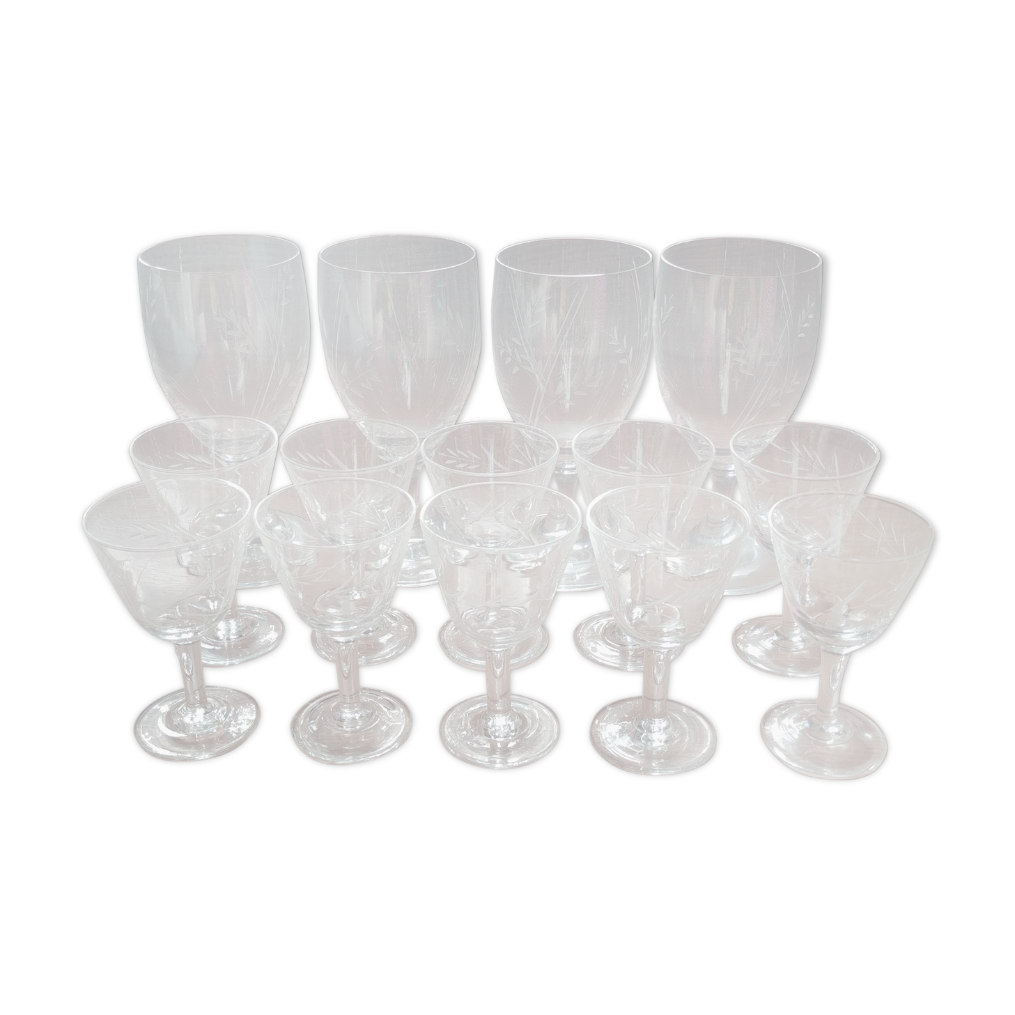 Ensemble de 10 verres anciens à liqueur, 4 verres à eau assortis, en verre ciselé