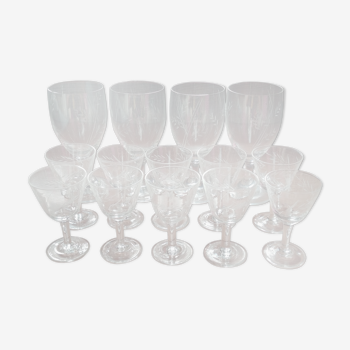 Ensemble de 10 verres anciens à liqueur, 4 verres à eau assortis, en verre ciselé