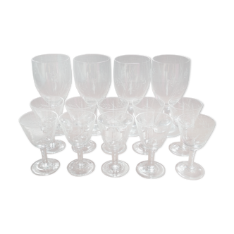 Ensemble de 10 verres anciens à liqueur, 4 verres à eau assortis, en verre ciselé