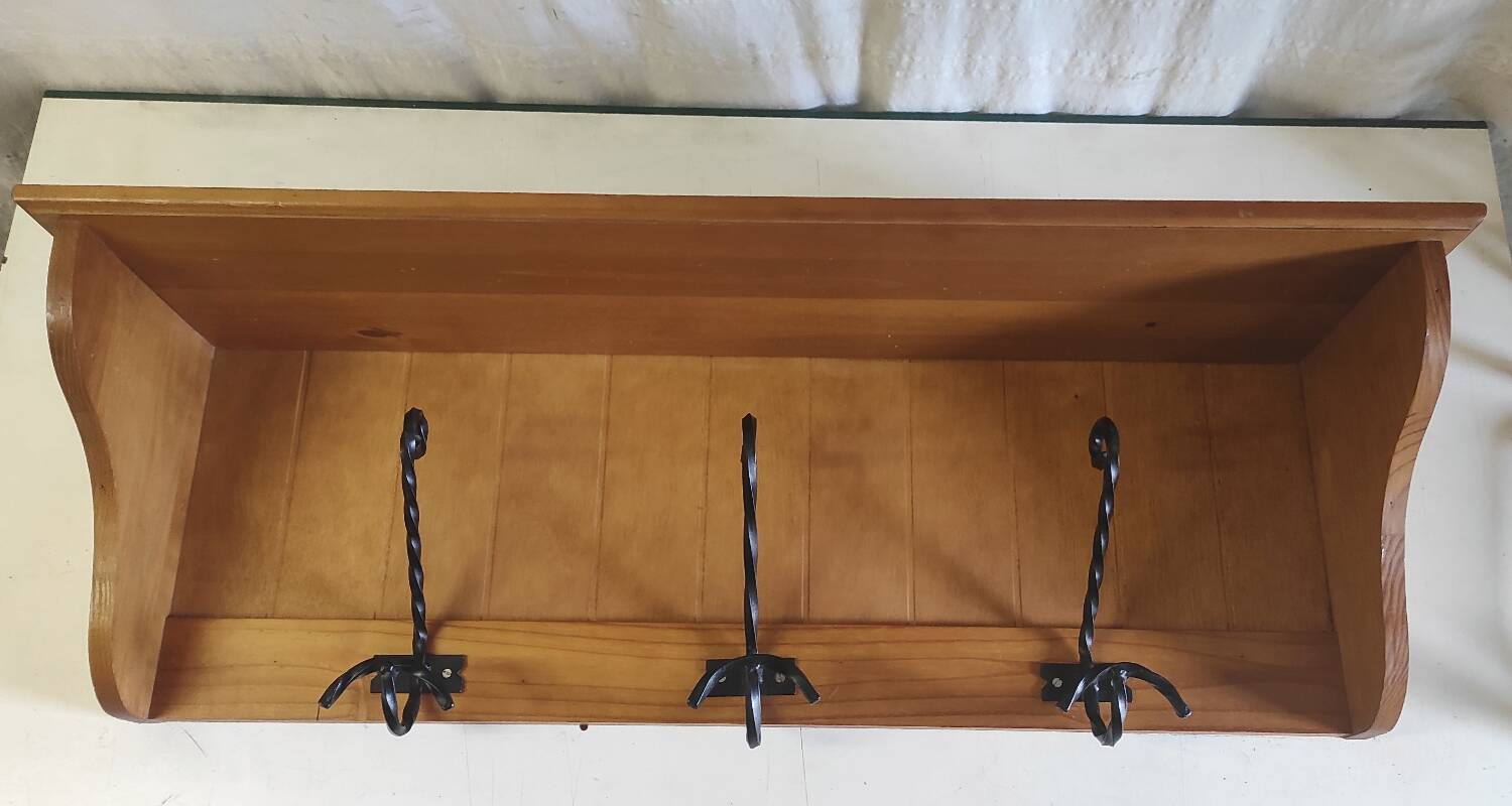 Porte manteaux mural vintage en bois et fer forgé.