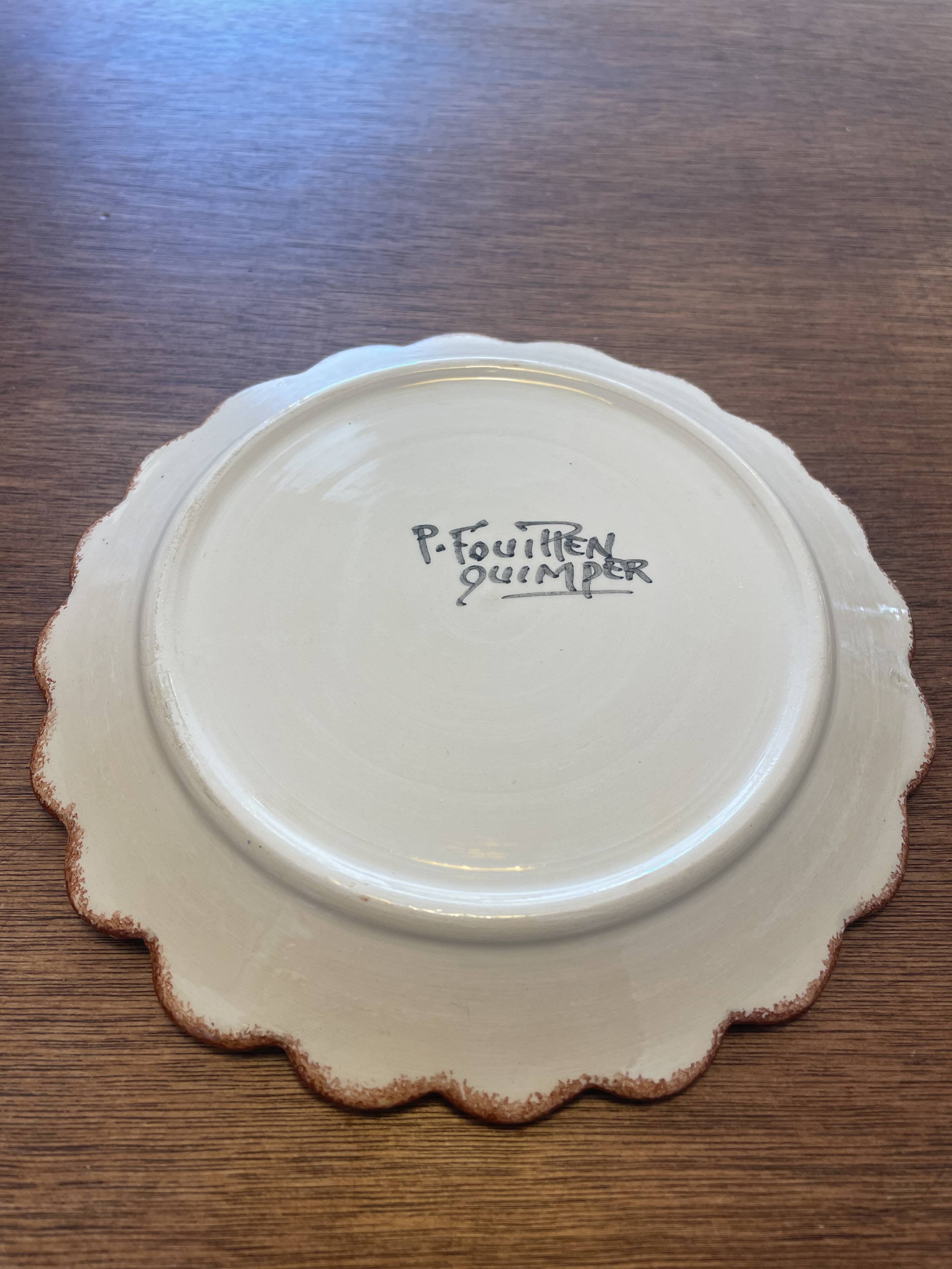 Assiette à dessert signée  p. fouillen