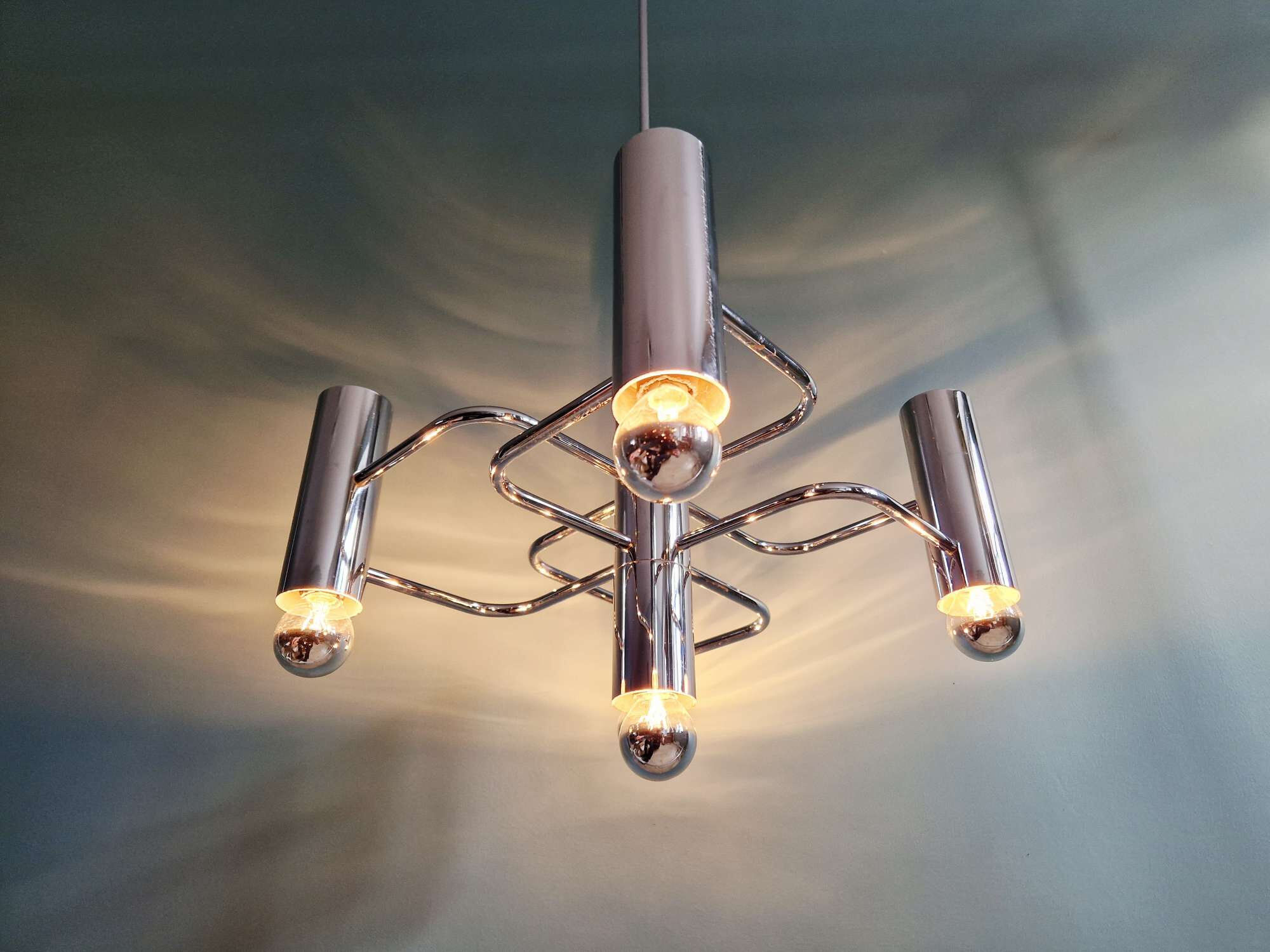 Geometric chandelier in chrome metal, design by Gaetano Sciolari, 1970.
