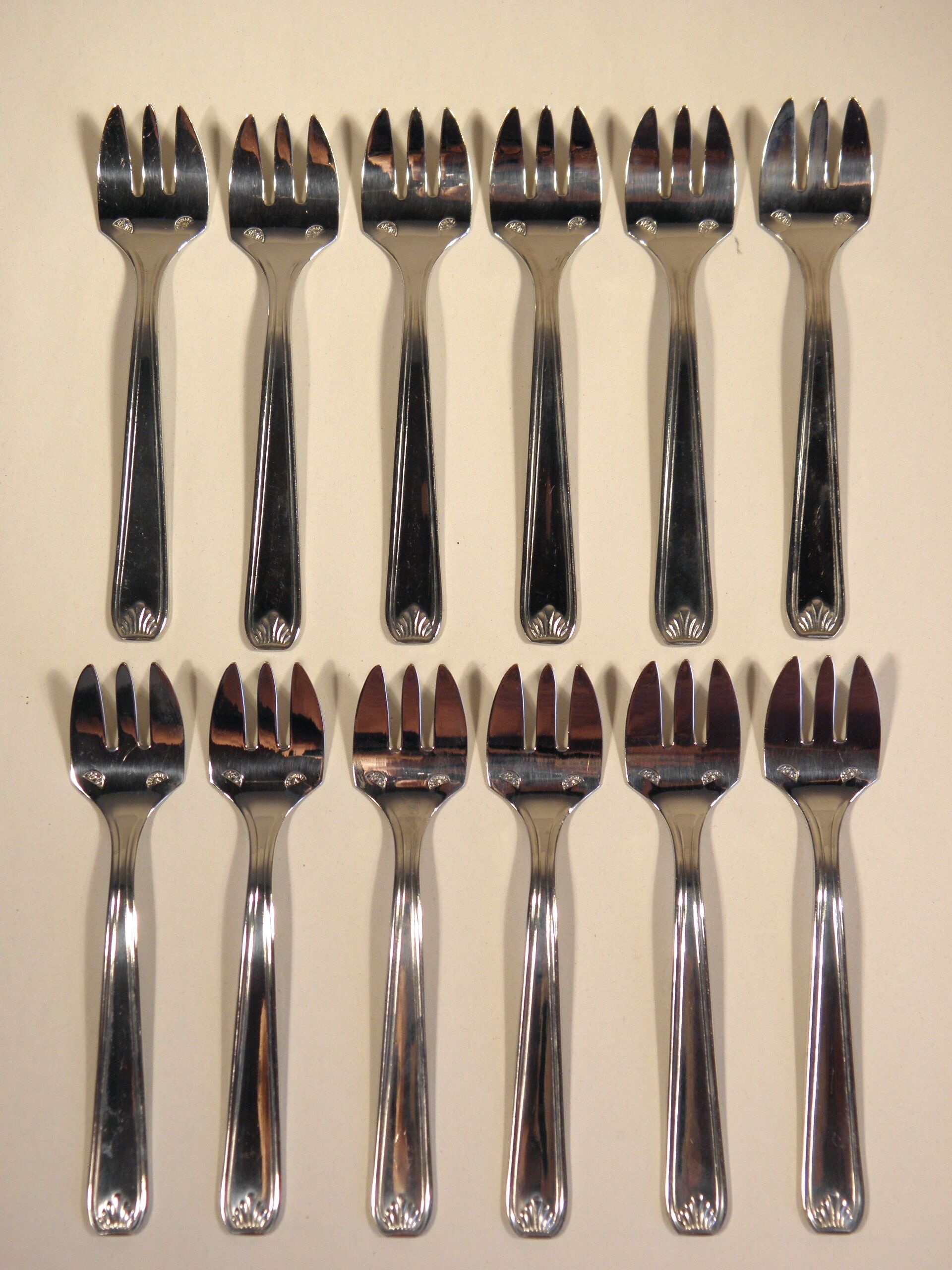 Box of 12 oyster forks