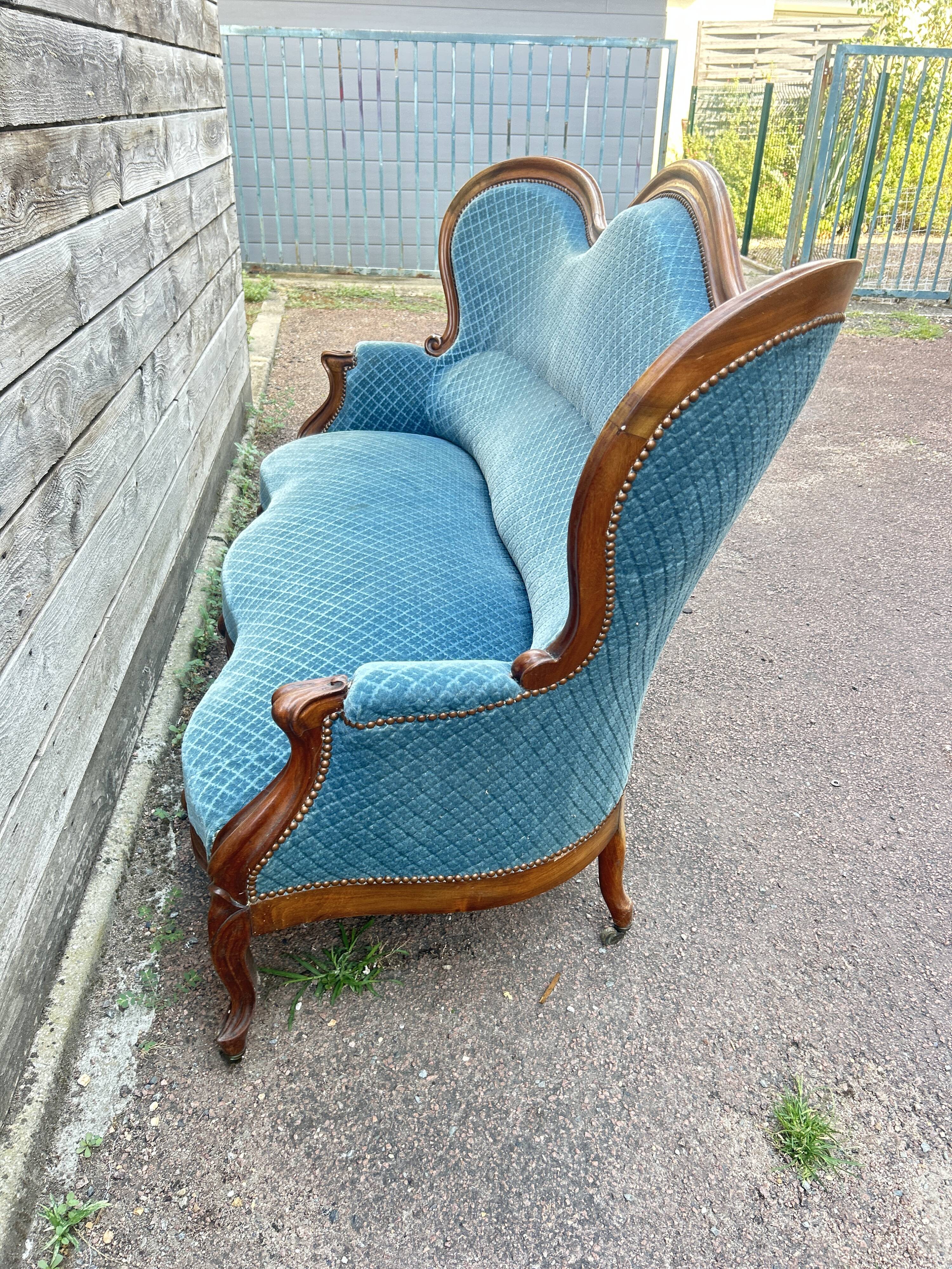 Napoleon III walnut canapé, blue velvet fabric.