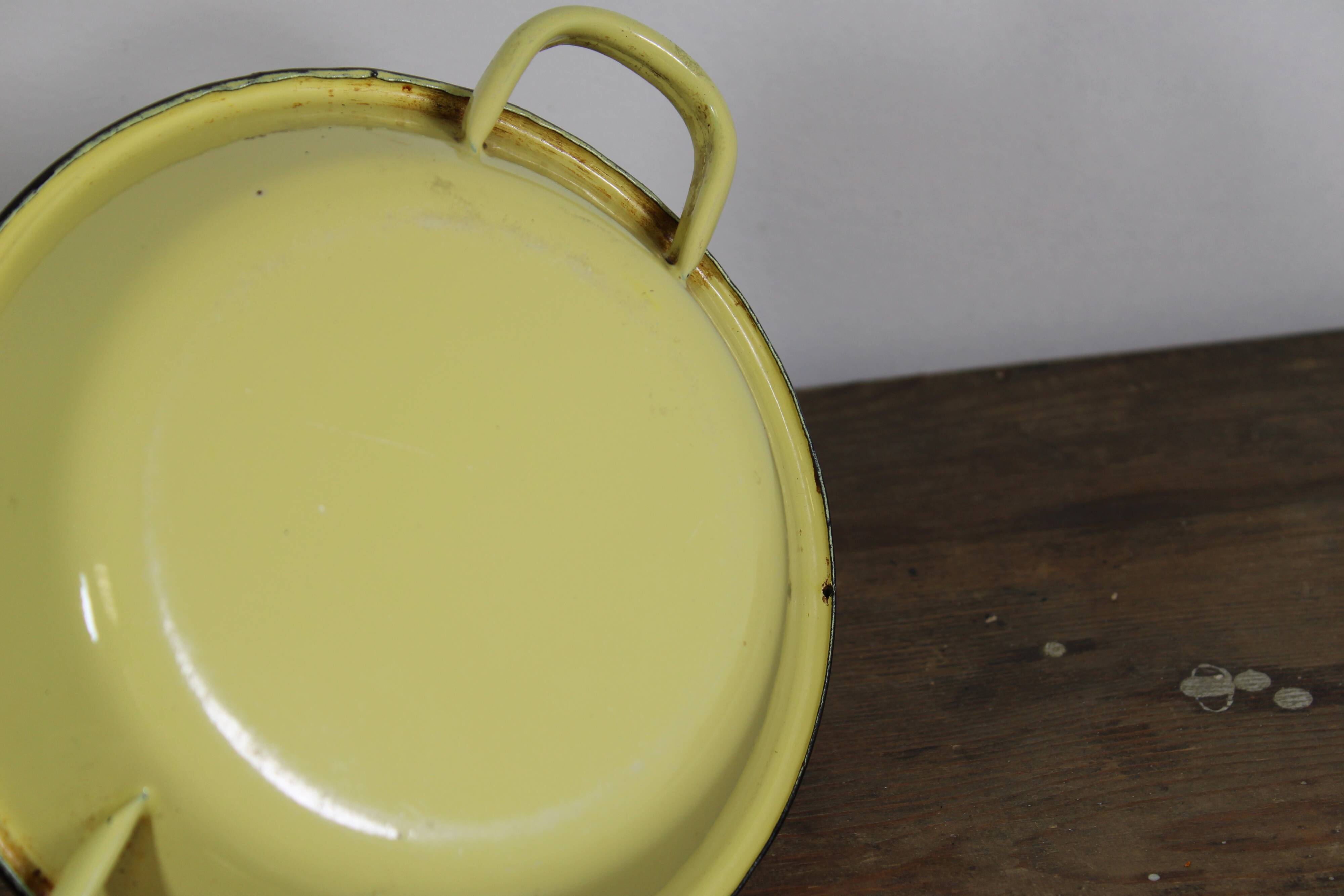 Enamelled sheet metal dish