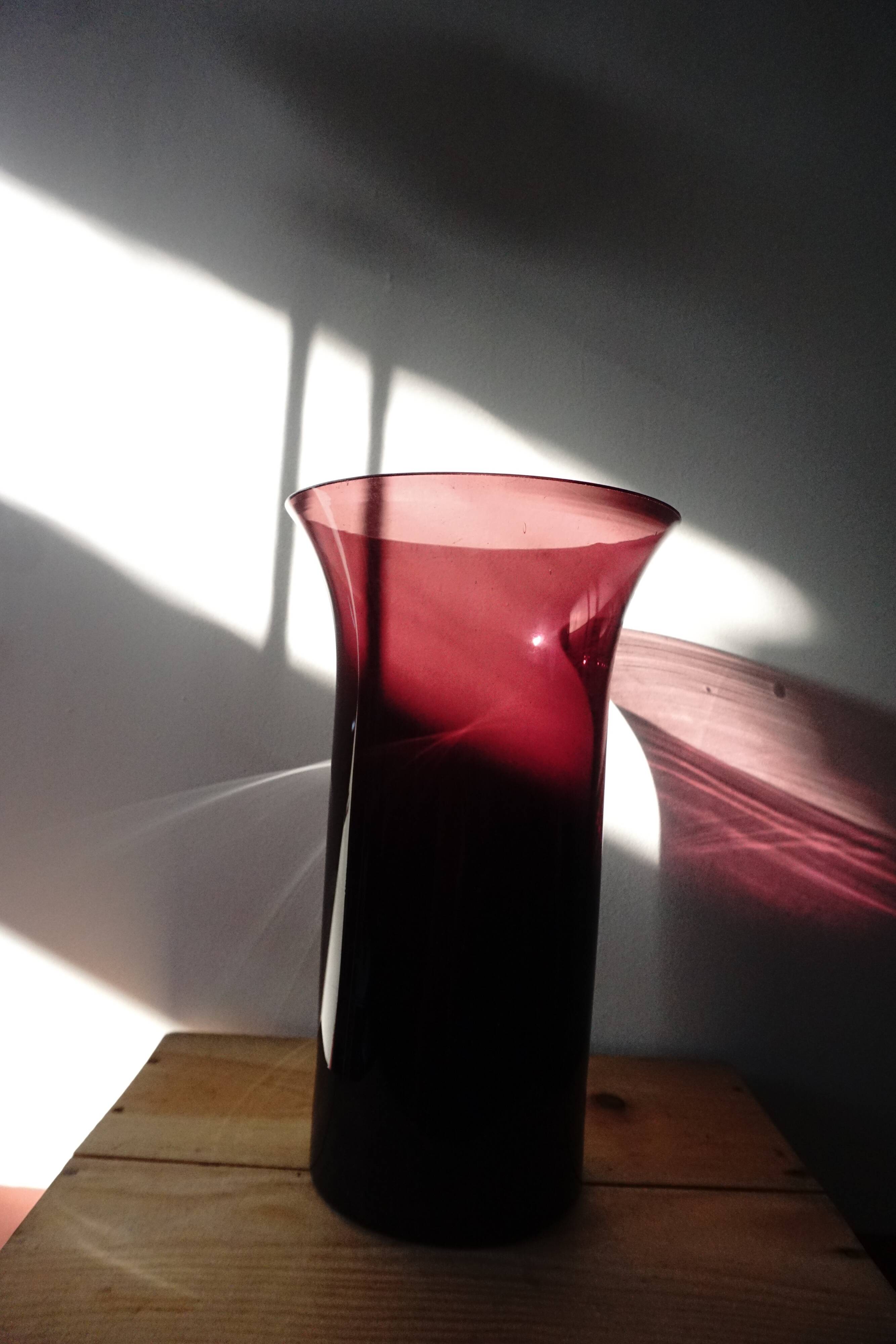 Vase violet en verre soufflé