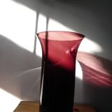 Vase violet en verre soufflé