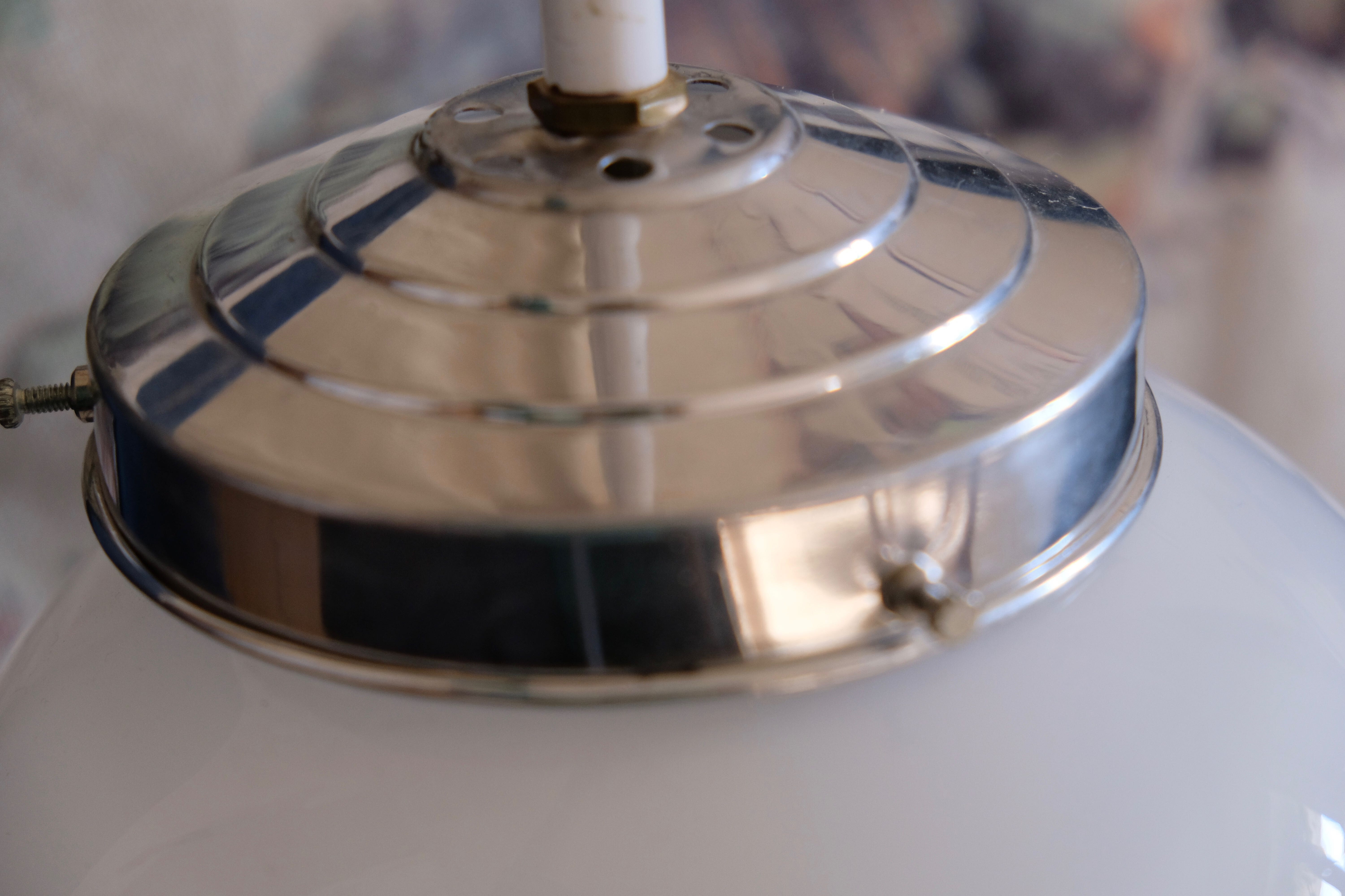 Hanging globe opaline 20s