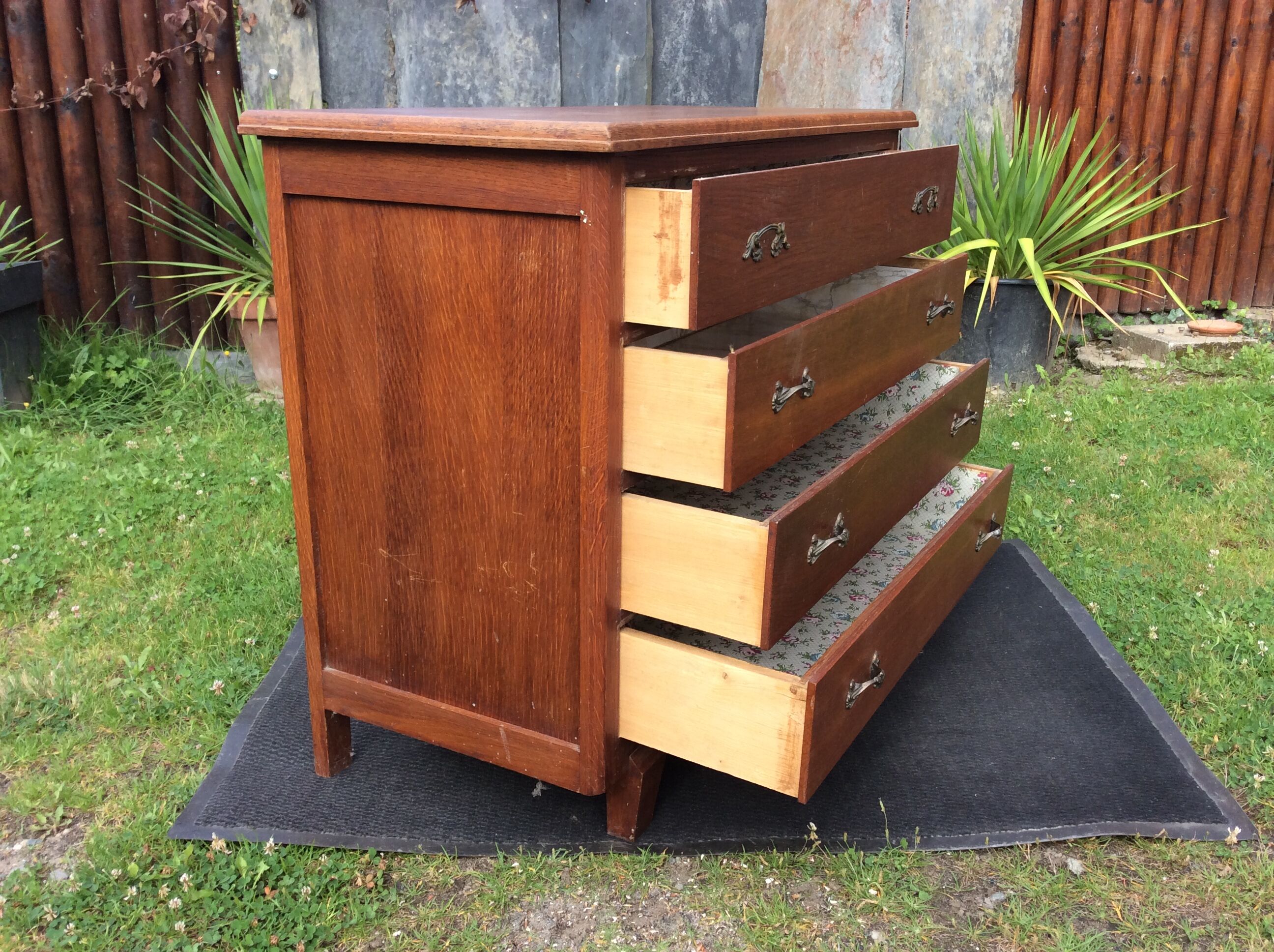 Vintage chest of drawers with compass feet in oak.
