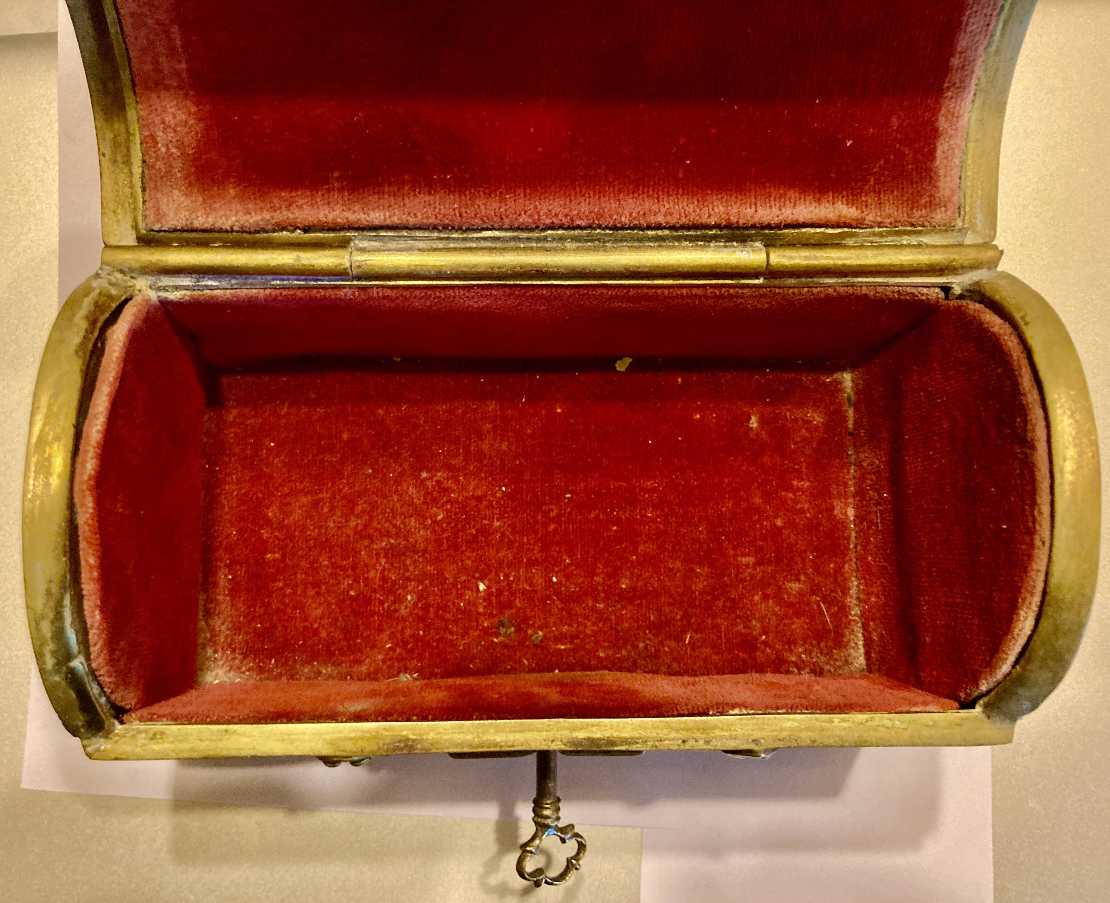 Jewelry chest with its bronze key, Renaissance style, 19th century fleur-de-lis decoration