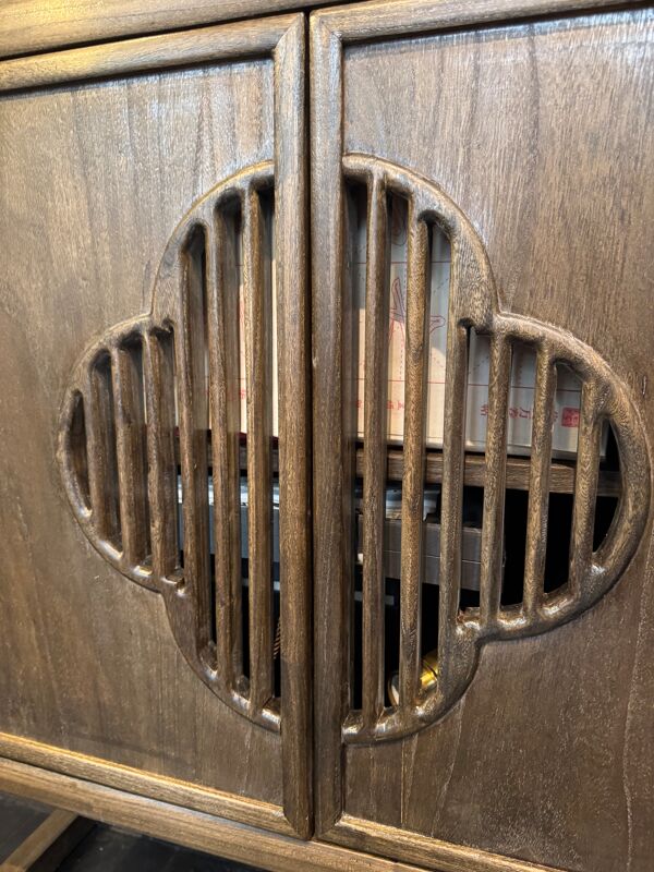 Cabinet chinois en vieux bois d’orme, finition noyer et portes ajourée