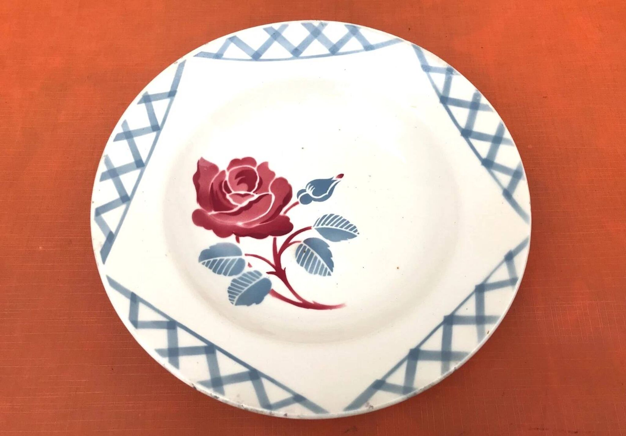 Années 1920 Assiette creuse Badonviller France Demi-Porcelaine