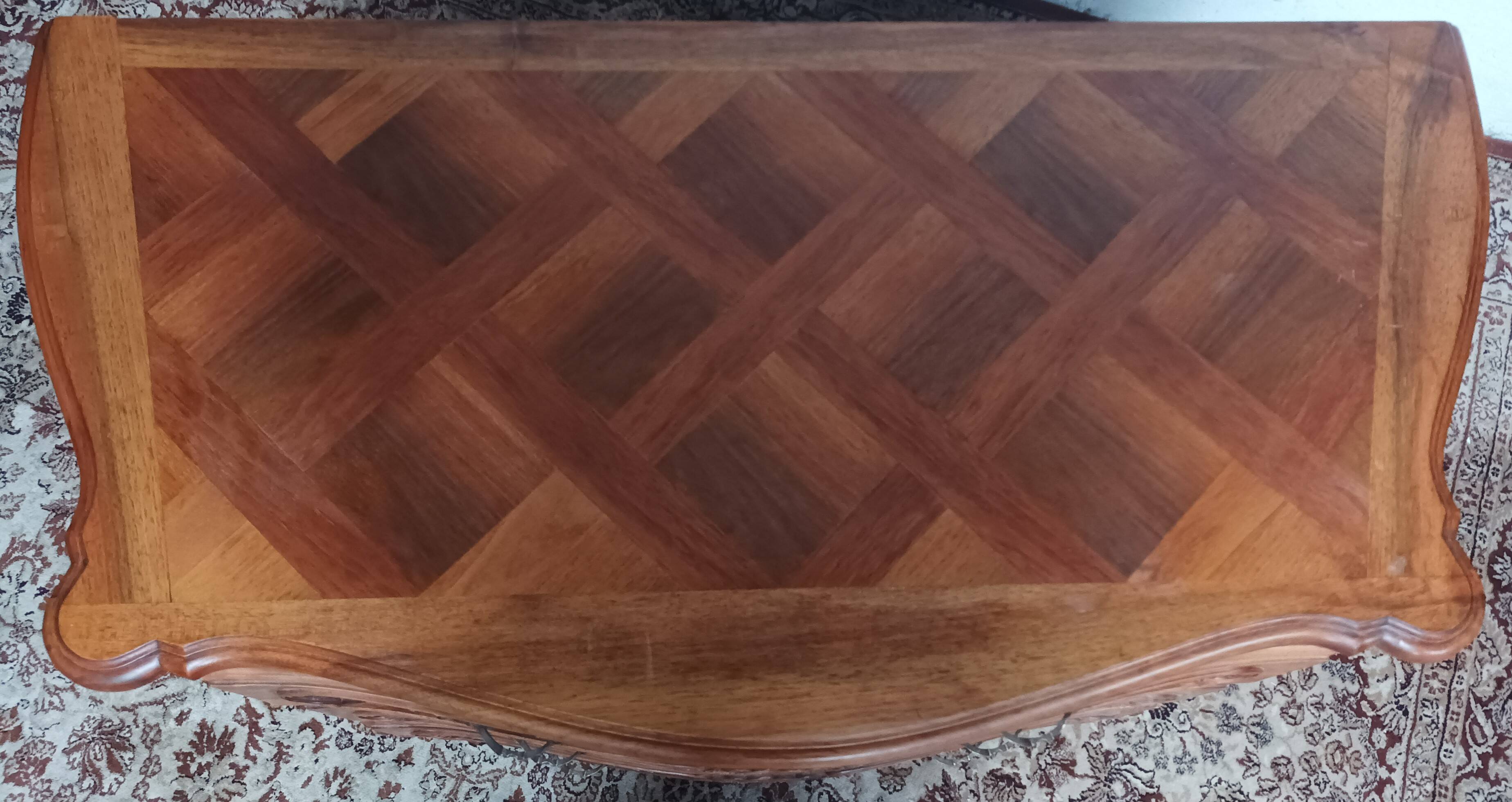 Commode Rocaille en noyer sculpté XXème