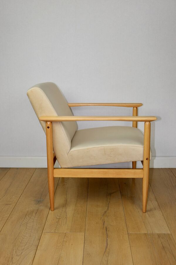 Fauteuil vintage Loft années 70 beige clair - tissu en velours - bois de hêtre naturel