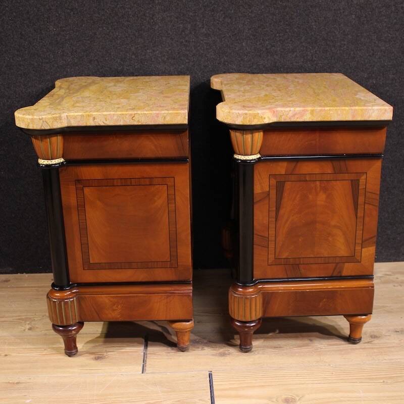Paire de tables de chevet italiennes du 20e siècle avec plateau en marbre.