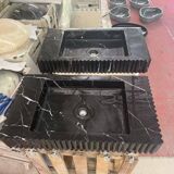 Meuble vasque suspendu en marbre noir Marquina