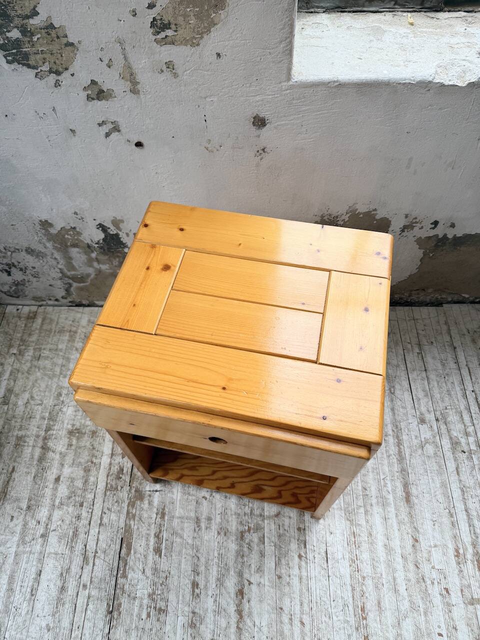 Chevet sélectionné par Charlotte Perriand pour Les Arcs