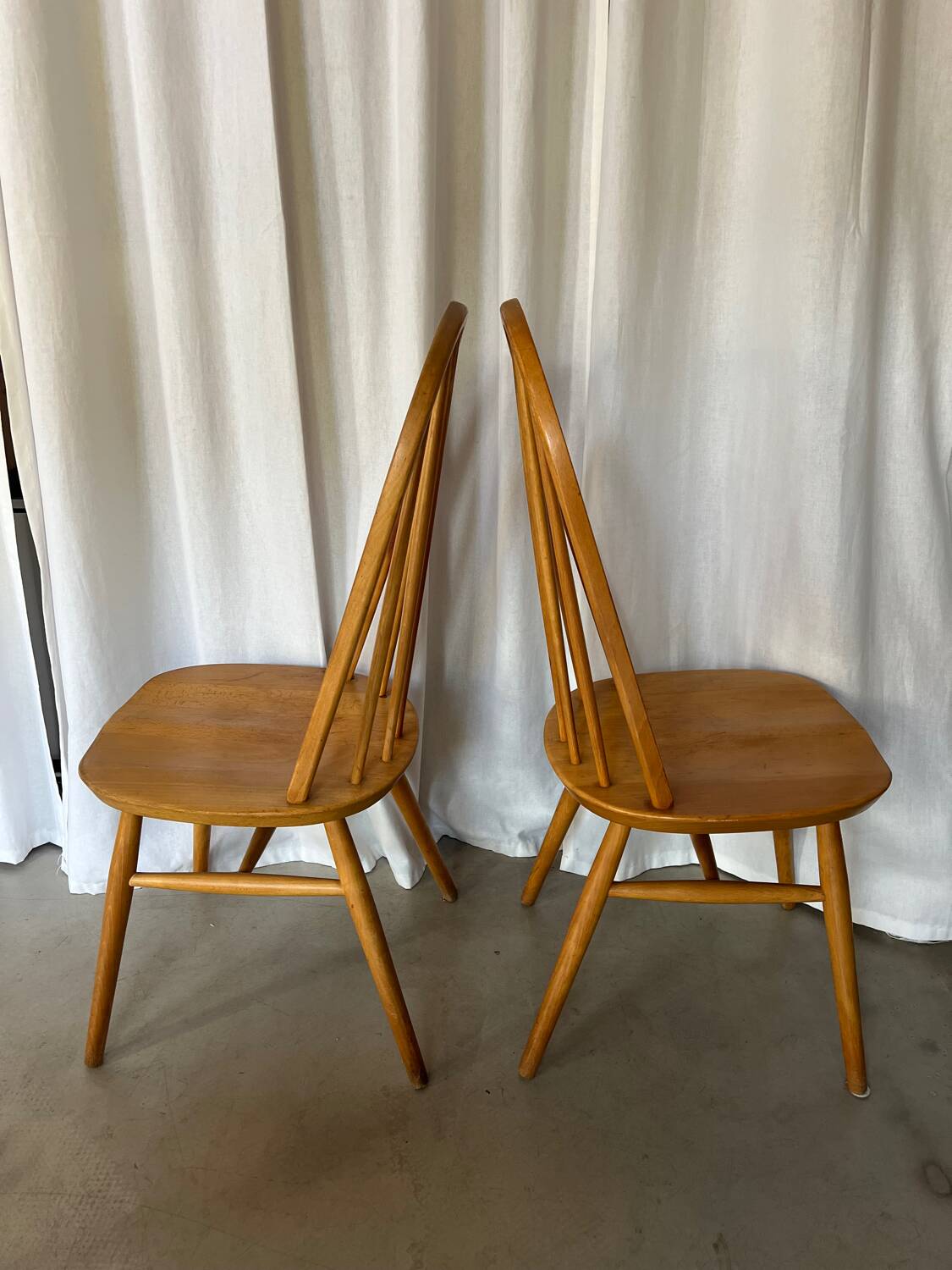 Paire de chaises scandinaves en bois clair