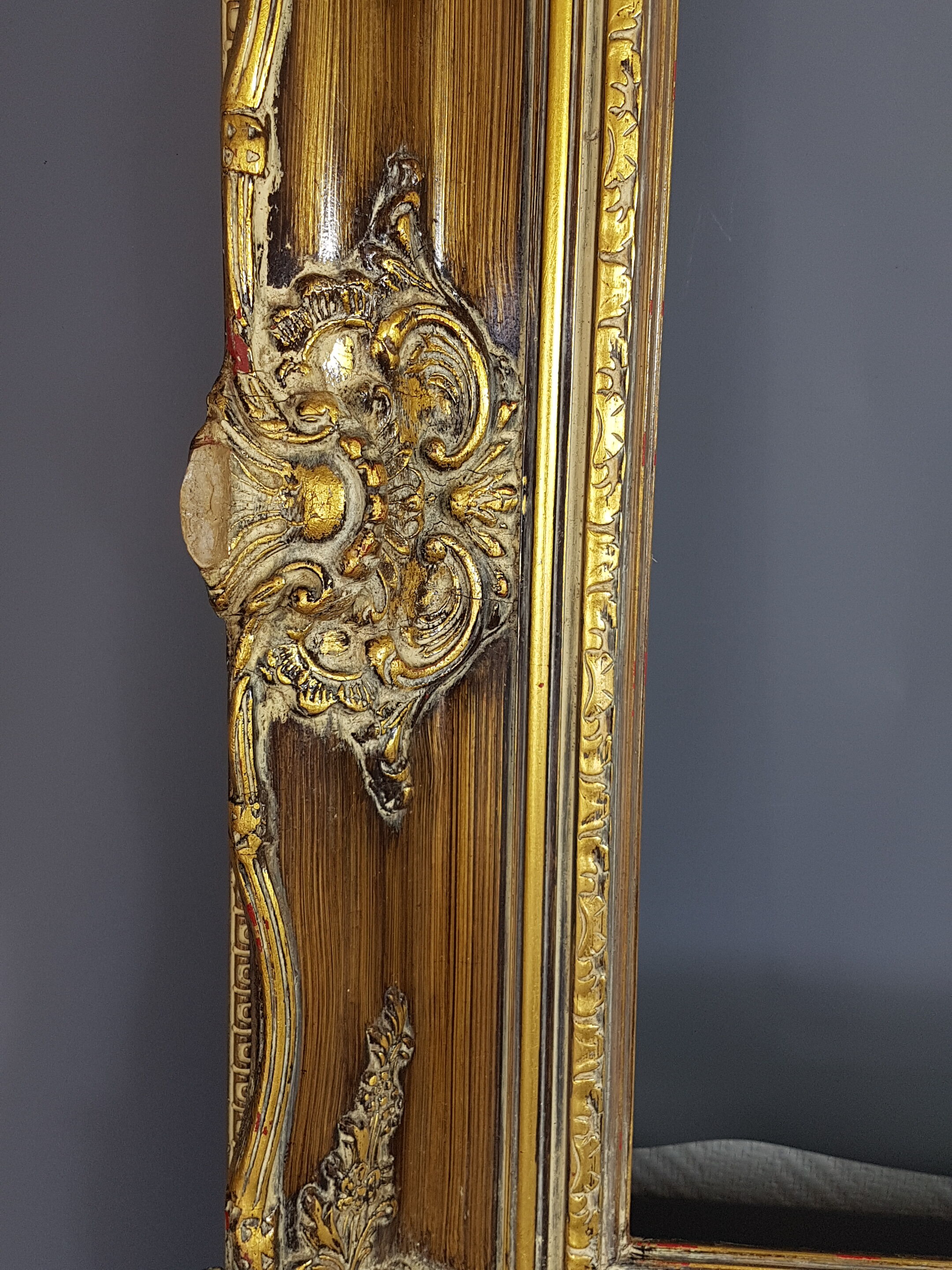 Large frame Louis XV style wood and gilded stucco patinated 78x69 cm, leaf: 55.5x46.5 cm